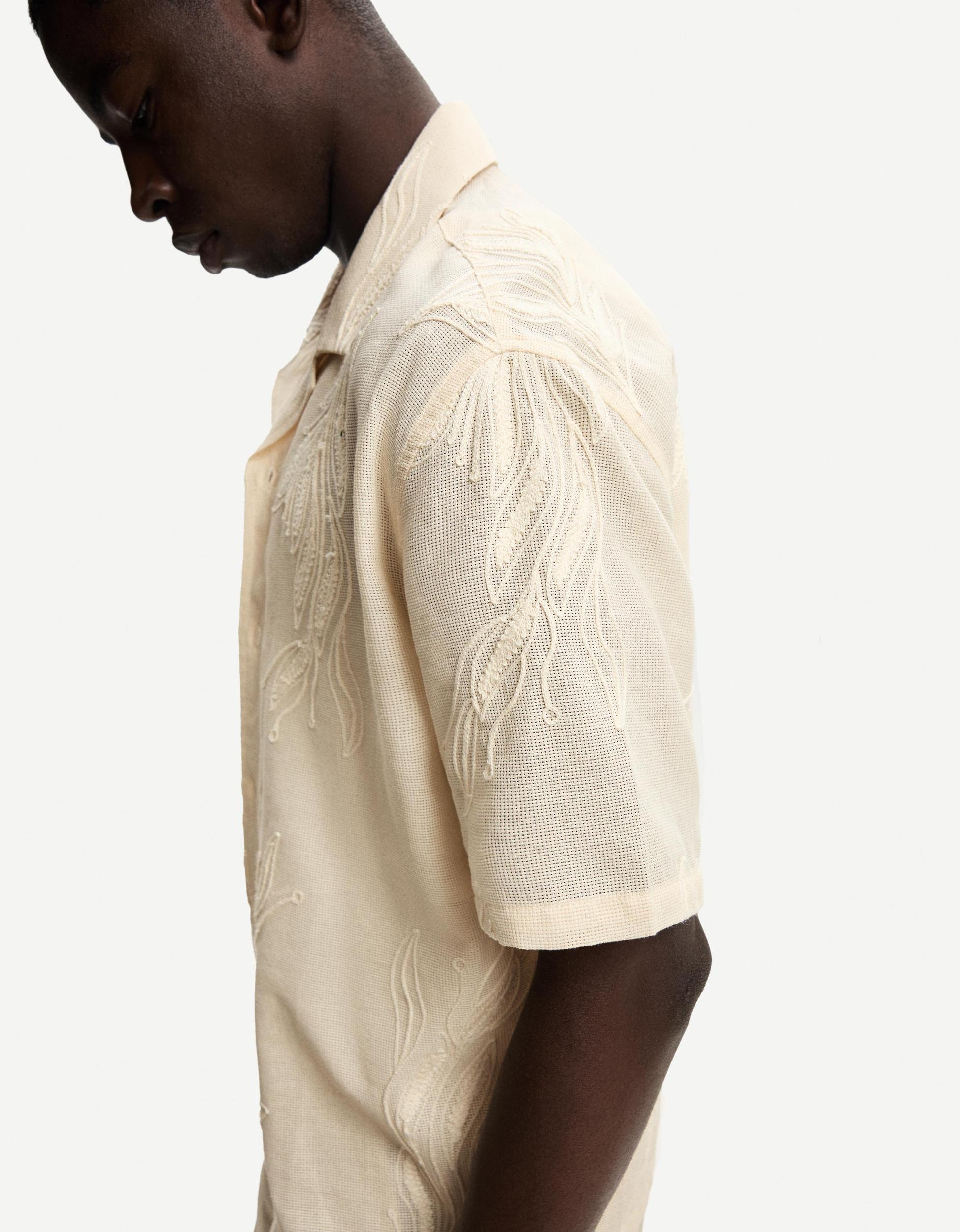 Rustic short sleeve shirt with embroidery Product Image