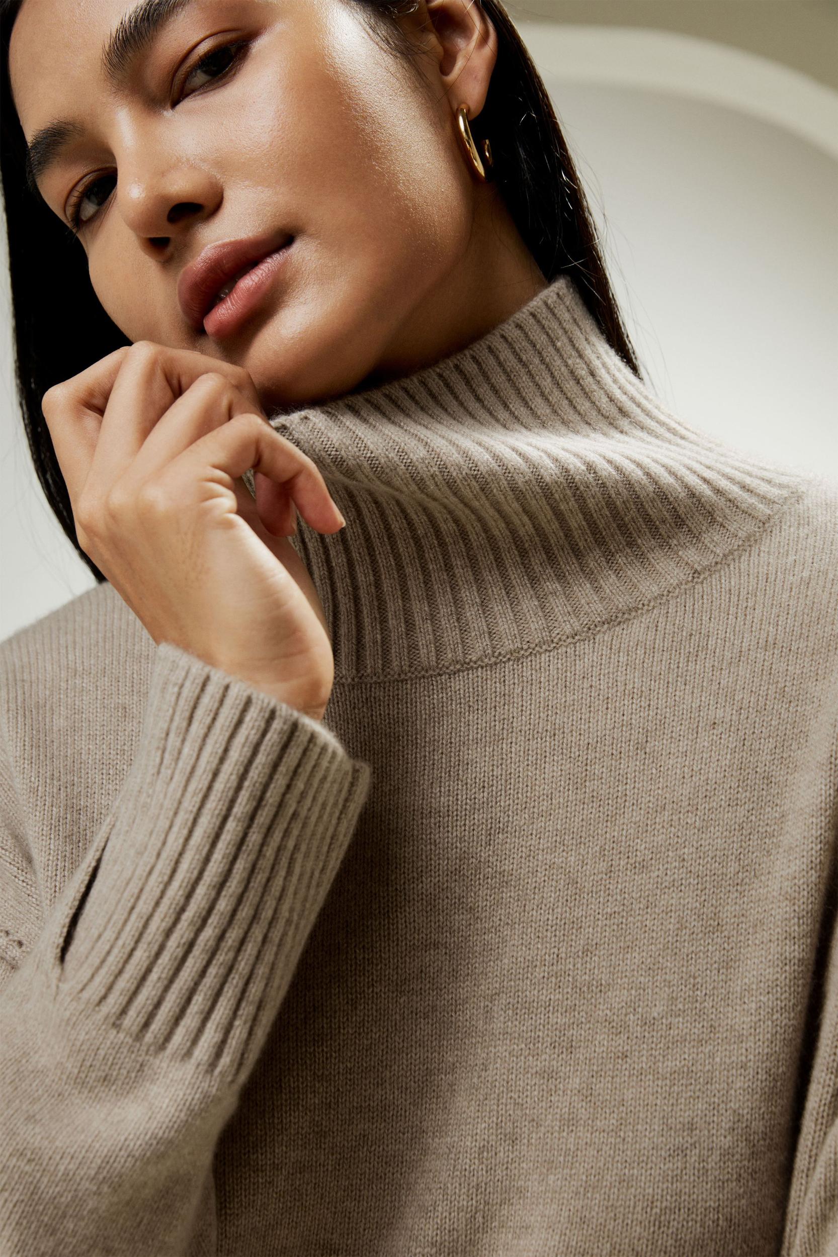 Turtleneck Relaxed-Fit Cashmere Sweater Product Image