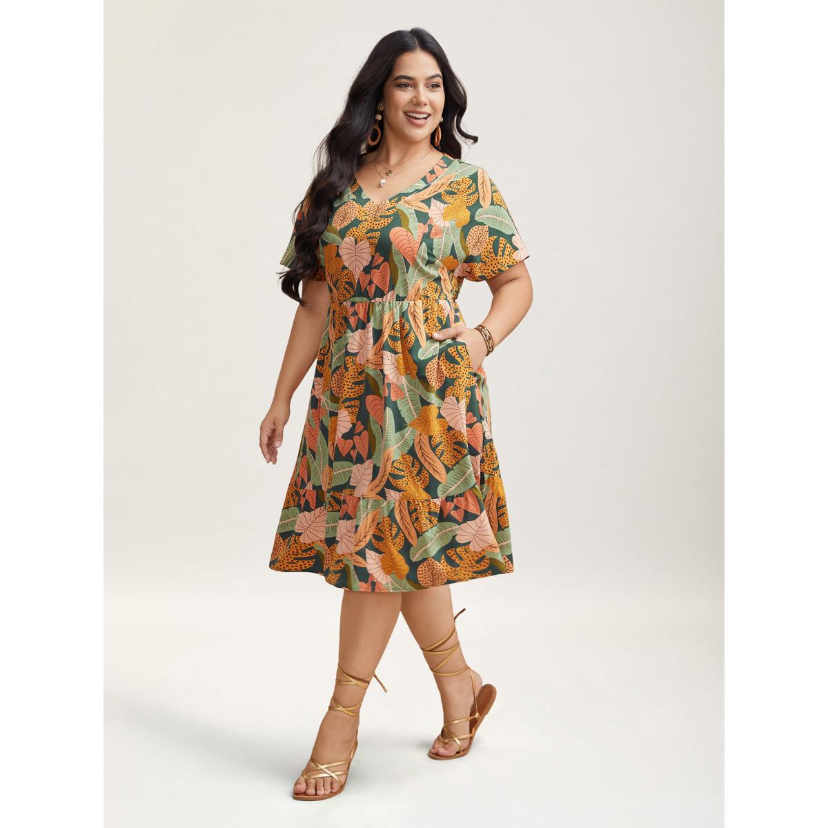 Plus Size Tropical Flowers Tiered Pockets Midi Dress Emerald Women Resort Non V-neck Short sleeve Curvy BloomChic 30/6X Product Image