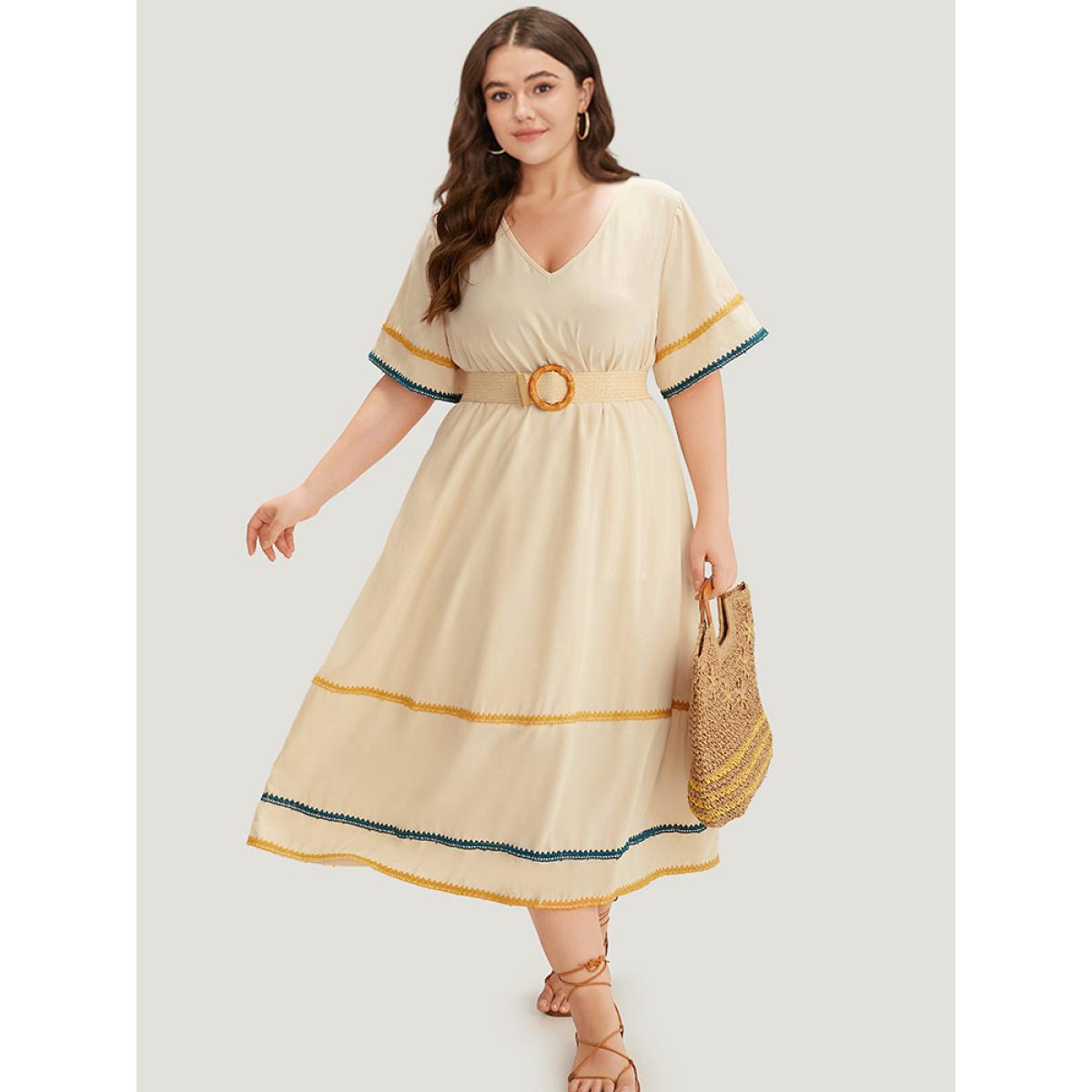 Plus Size Contrast Trim Pocket V Neck Gathered Dress Ivory Women Vacation Gathered V-neck Short sleeve Curvy Midi Dress BloomChic 26/4X Product Image