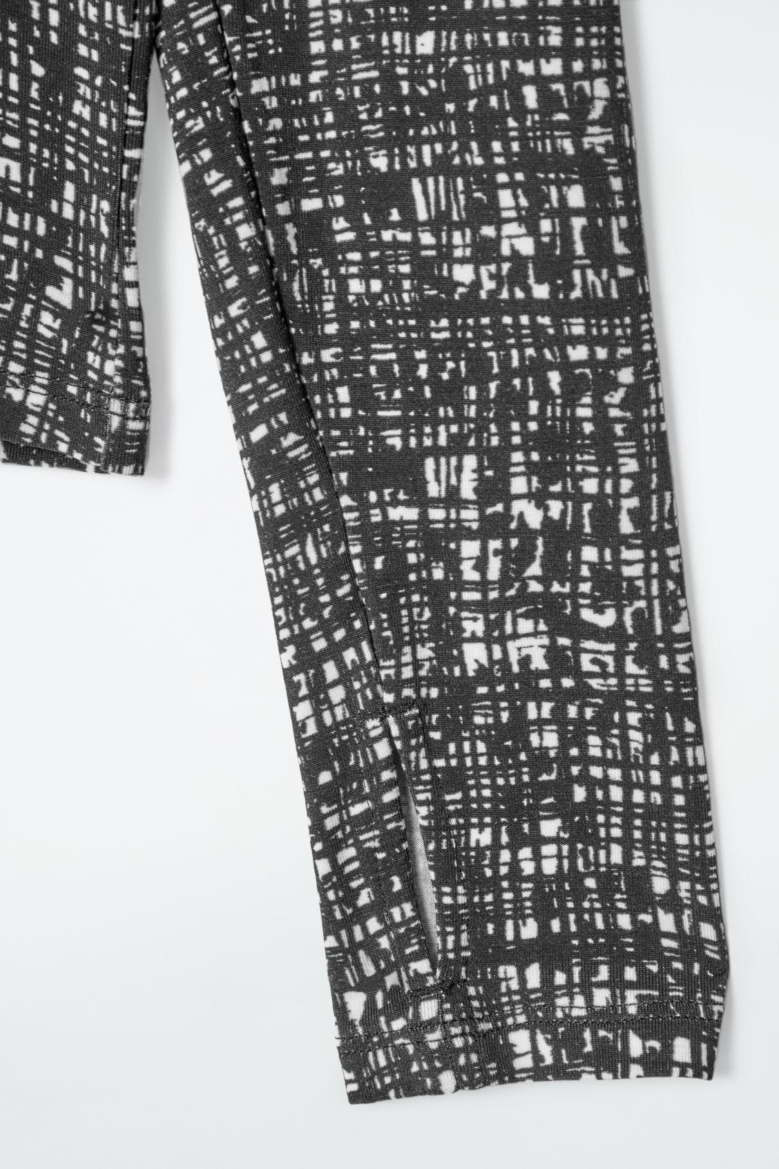 SLIM LIGHTWEIGHT LONG-SLEEVED TOP Product Image