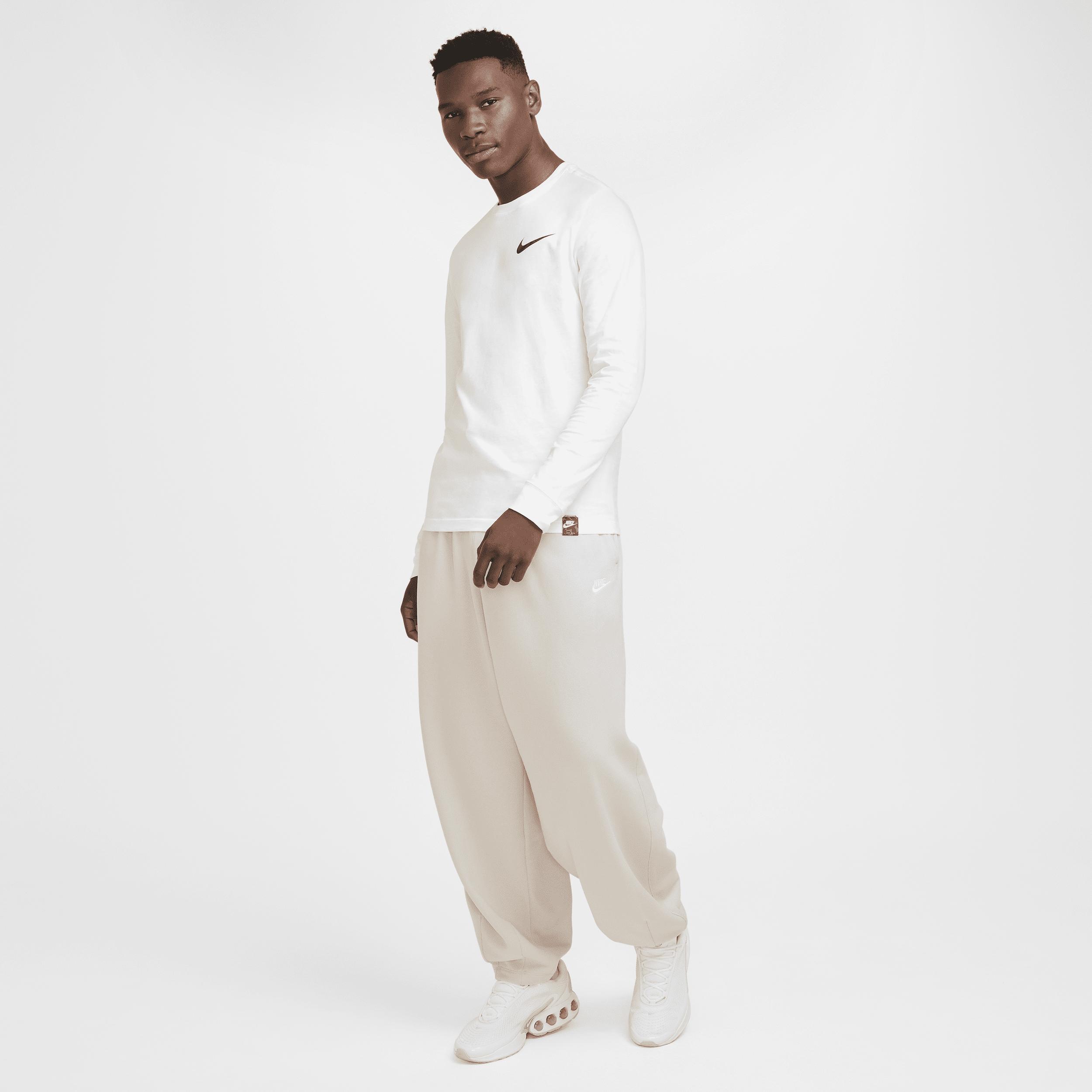 Nike Sportswear Club Long-Sleeve T-Shirt Product Image