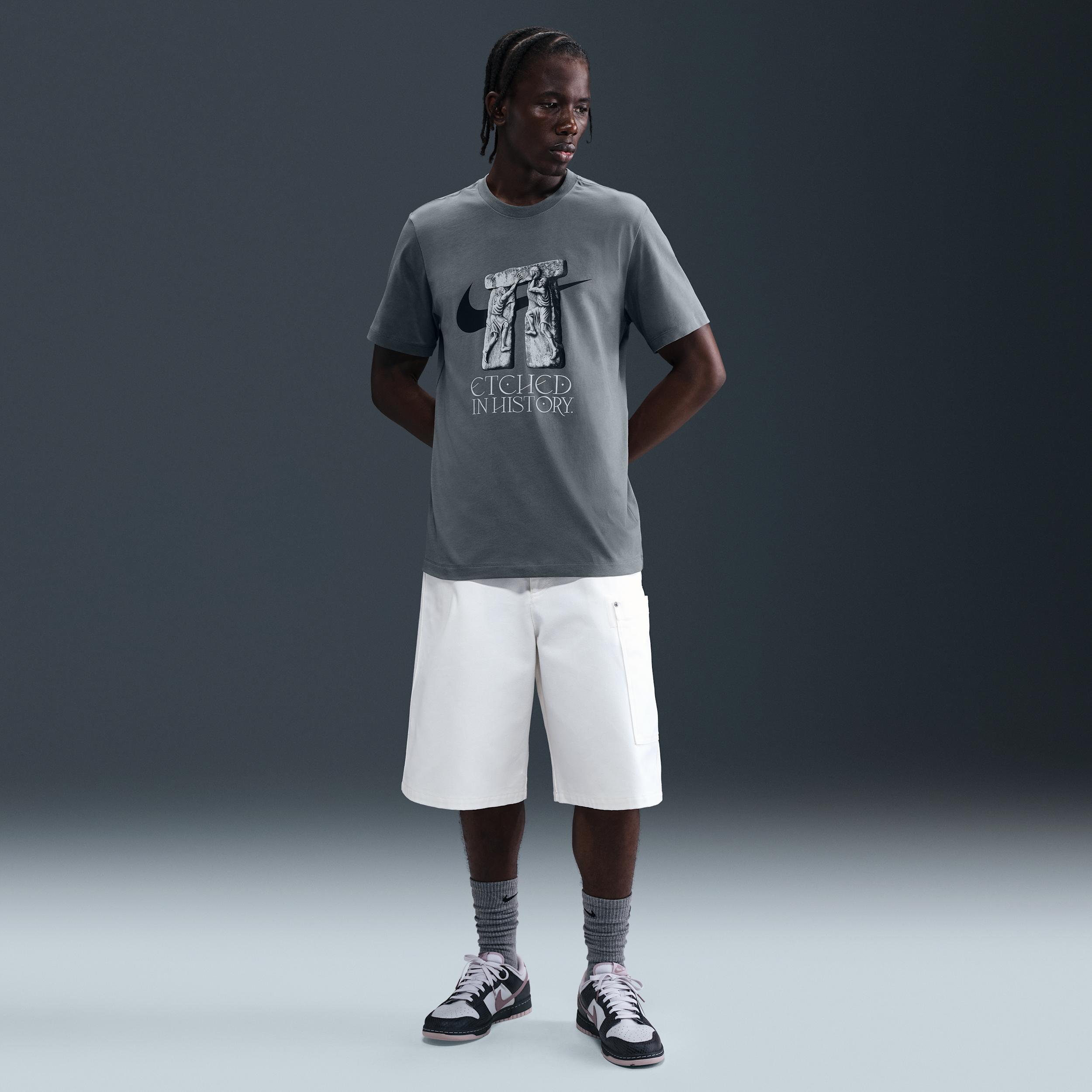 Nike Men's T-Shirt Product Image