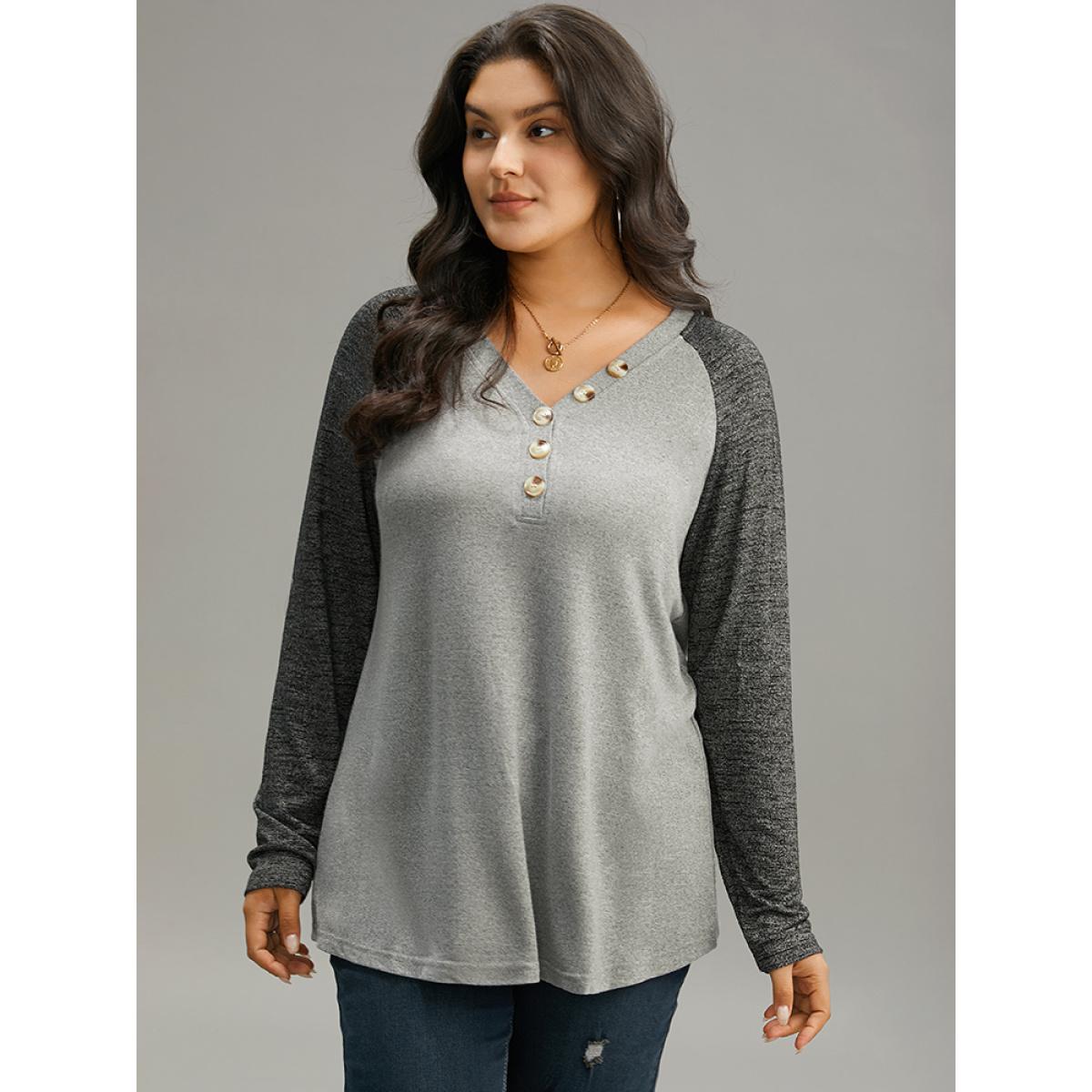 Plus Size Contrast Button Detail Raglan Sleeve T-shirt Gray Women Casual Contrast Plain V-neck Dailywear T-shirts BloomChic 30/6X Product Image