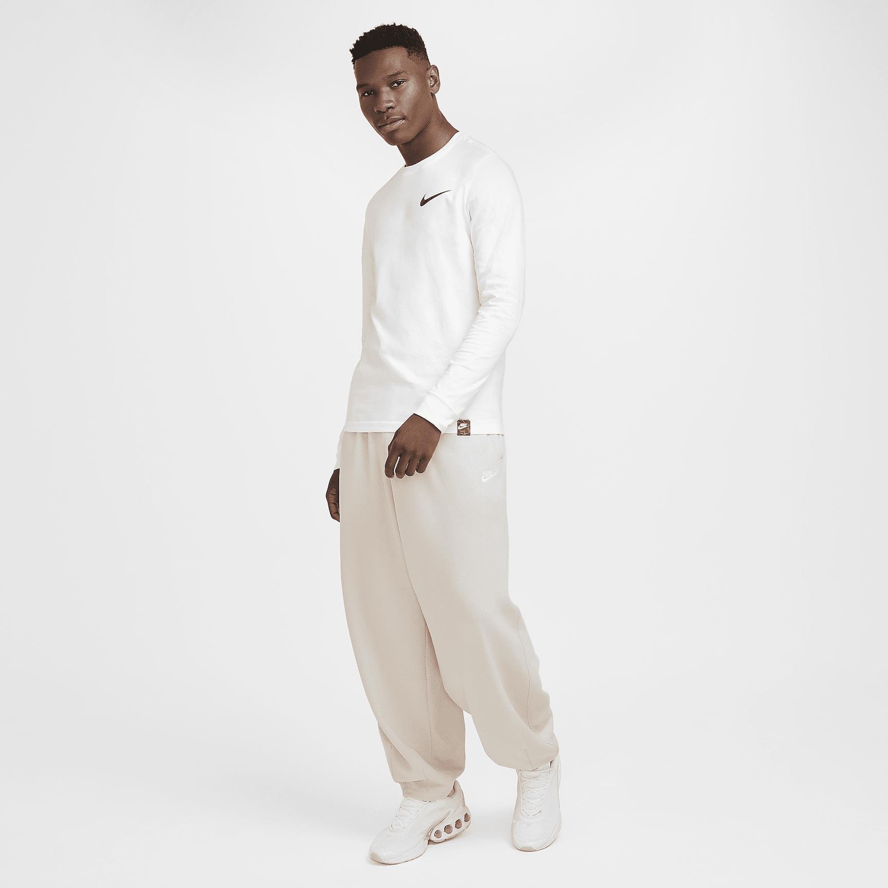 Nike Sportswear Club Long-Sleeve T-Shirt Product Image