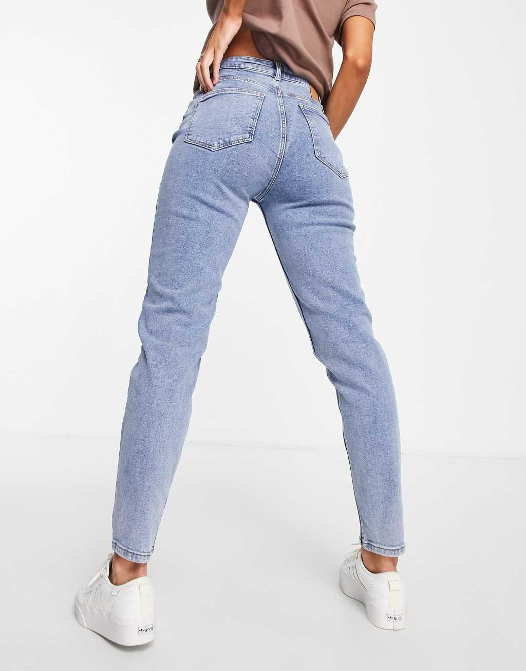 Pieces Kesia high waisted Mom jeans in bleach wash Product Image