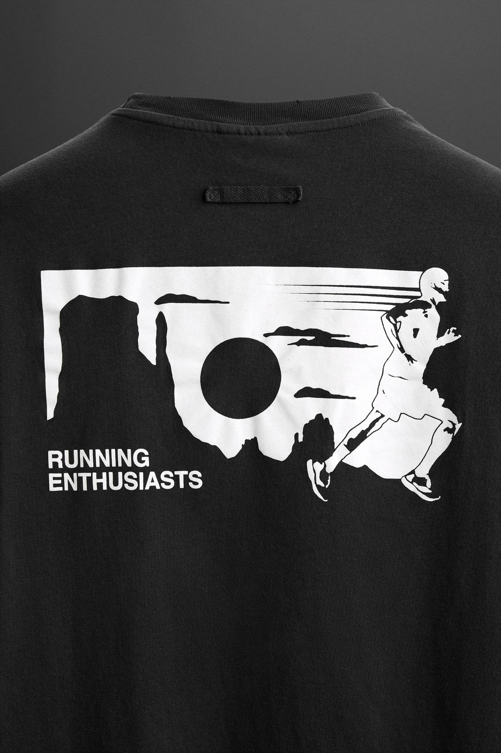 RELAXED FIT RUNNING PRINT T-SHIRT Product Image
