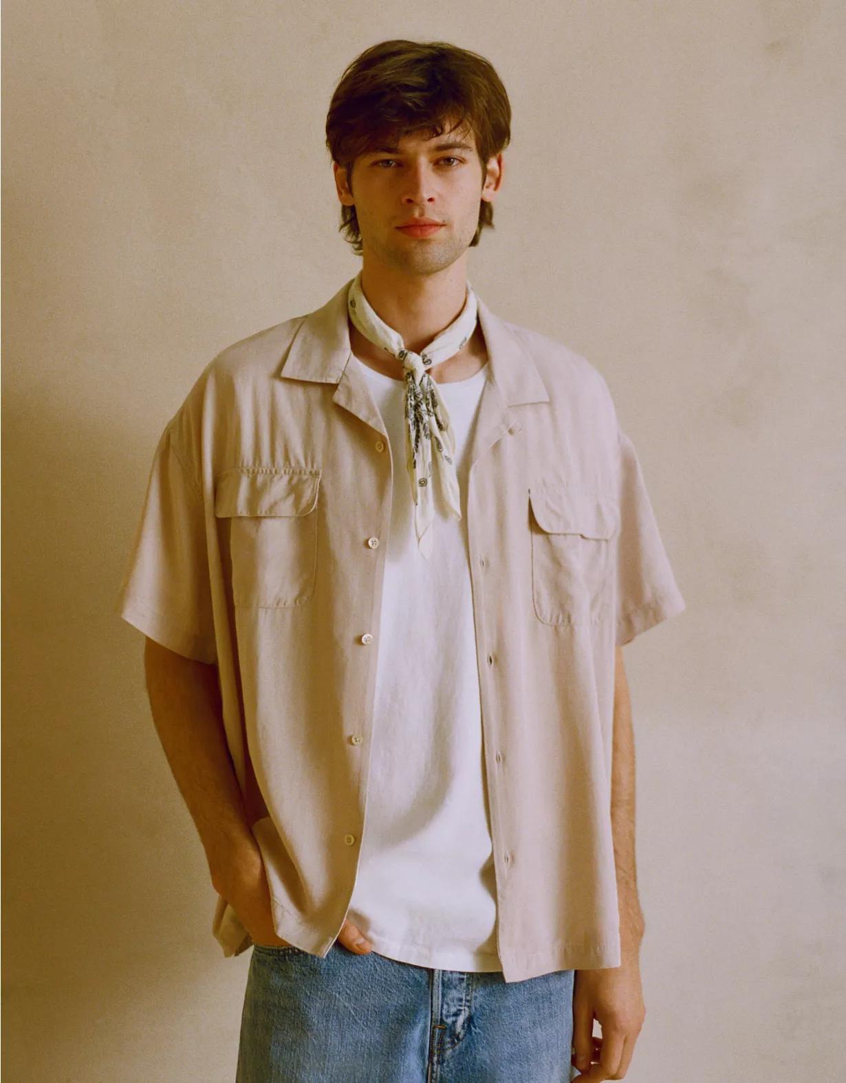 AE77 Premium Relaxed Short-Sleeve Button-Up Shirt Product Image