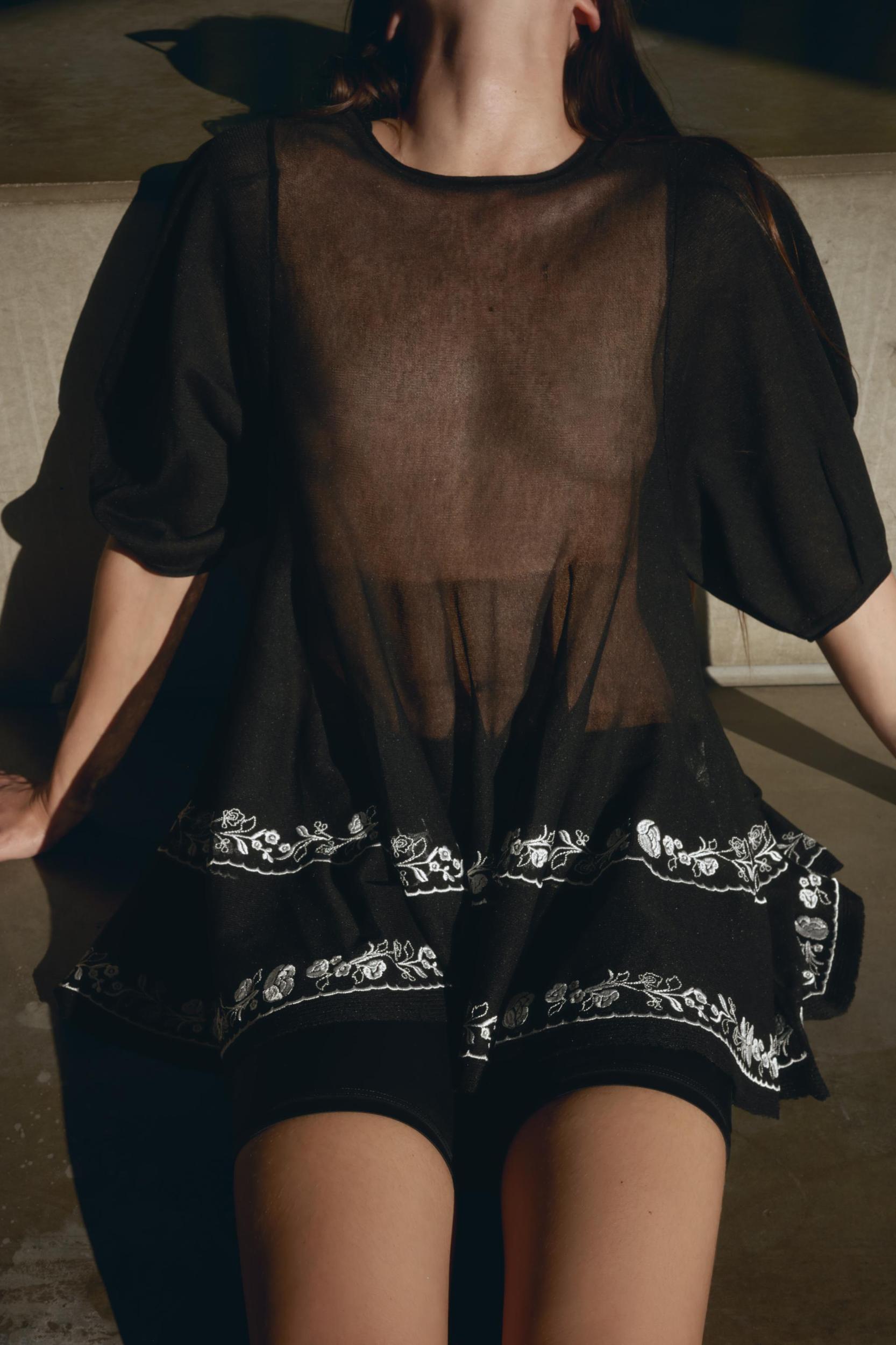 EMBROIDERED FINE KNIT LONG BLOUSE Product Image