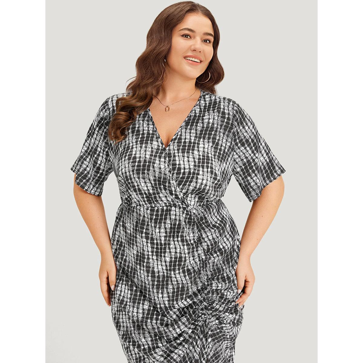 Plus Size Geometric Split Hem Wrap Gathered Drawstring Dress Black Women Elegant Gathered V-neck Short sleeve Curvy Midi Dress BloomChic 22-24/3X Product Image
