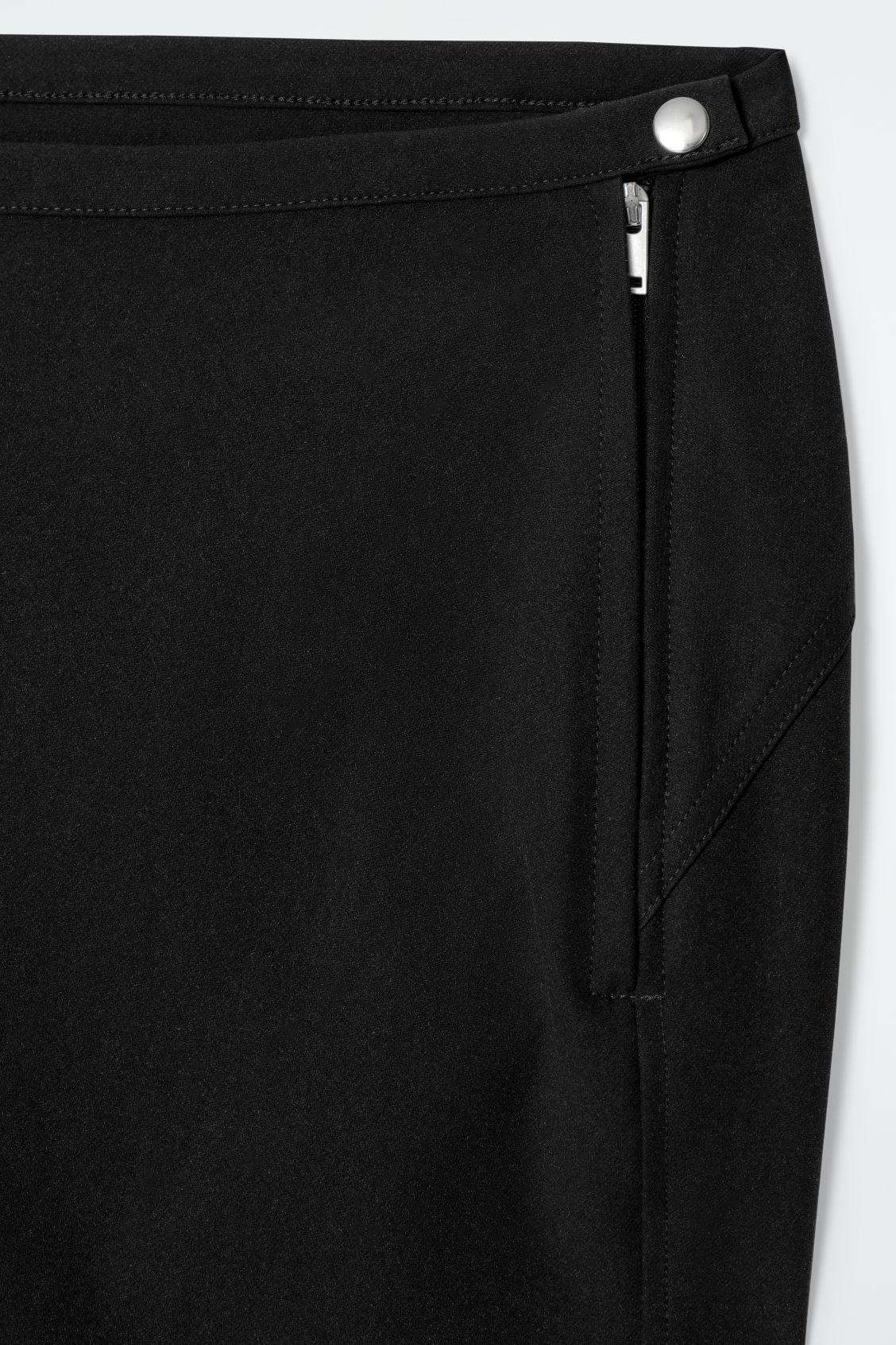 SLIM CAPRI PANTS Product Image