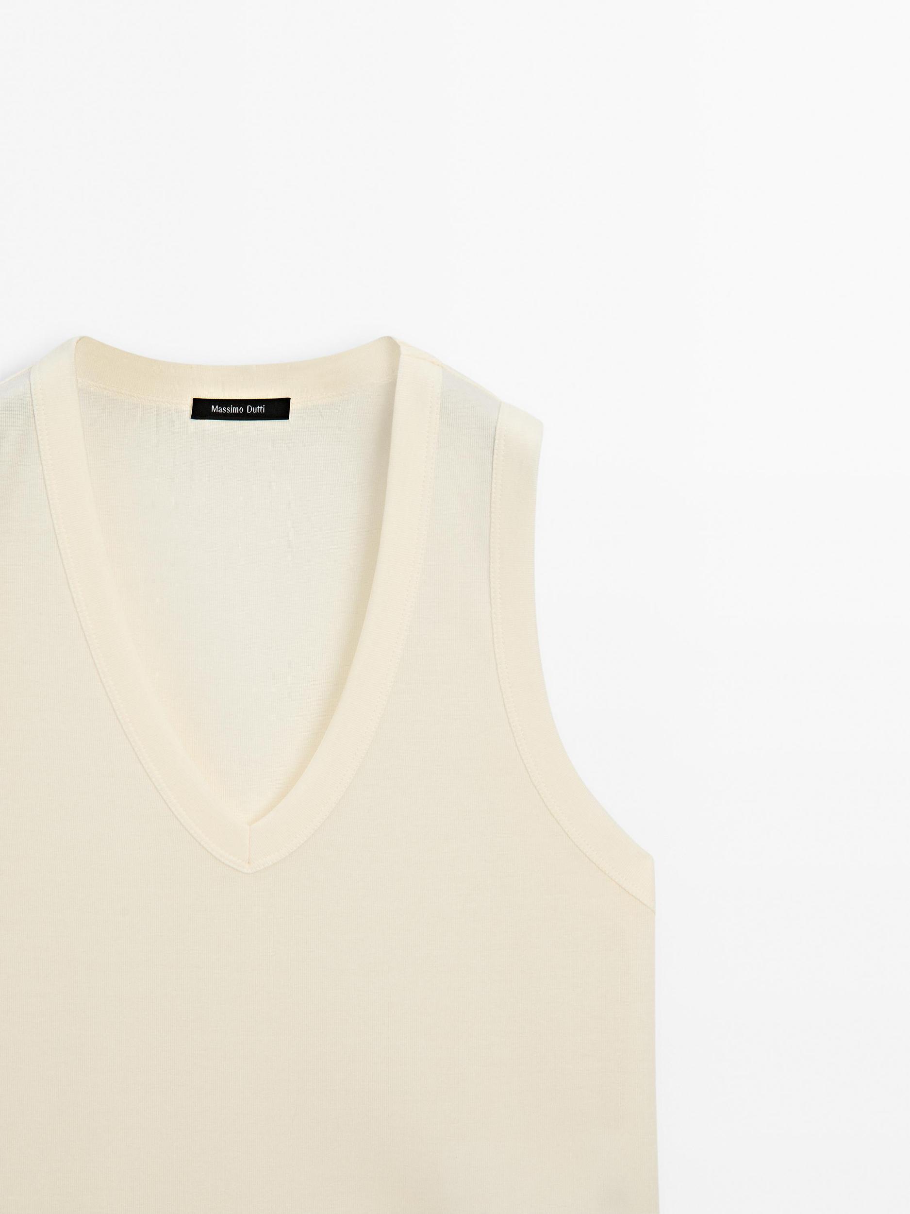 Mercerised cotton V-neck T-shirt Product Image