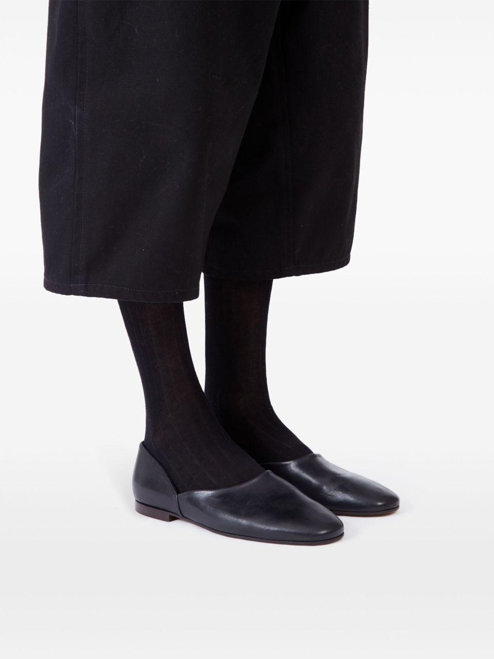 leather slippers Product Image