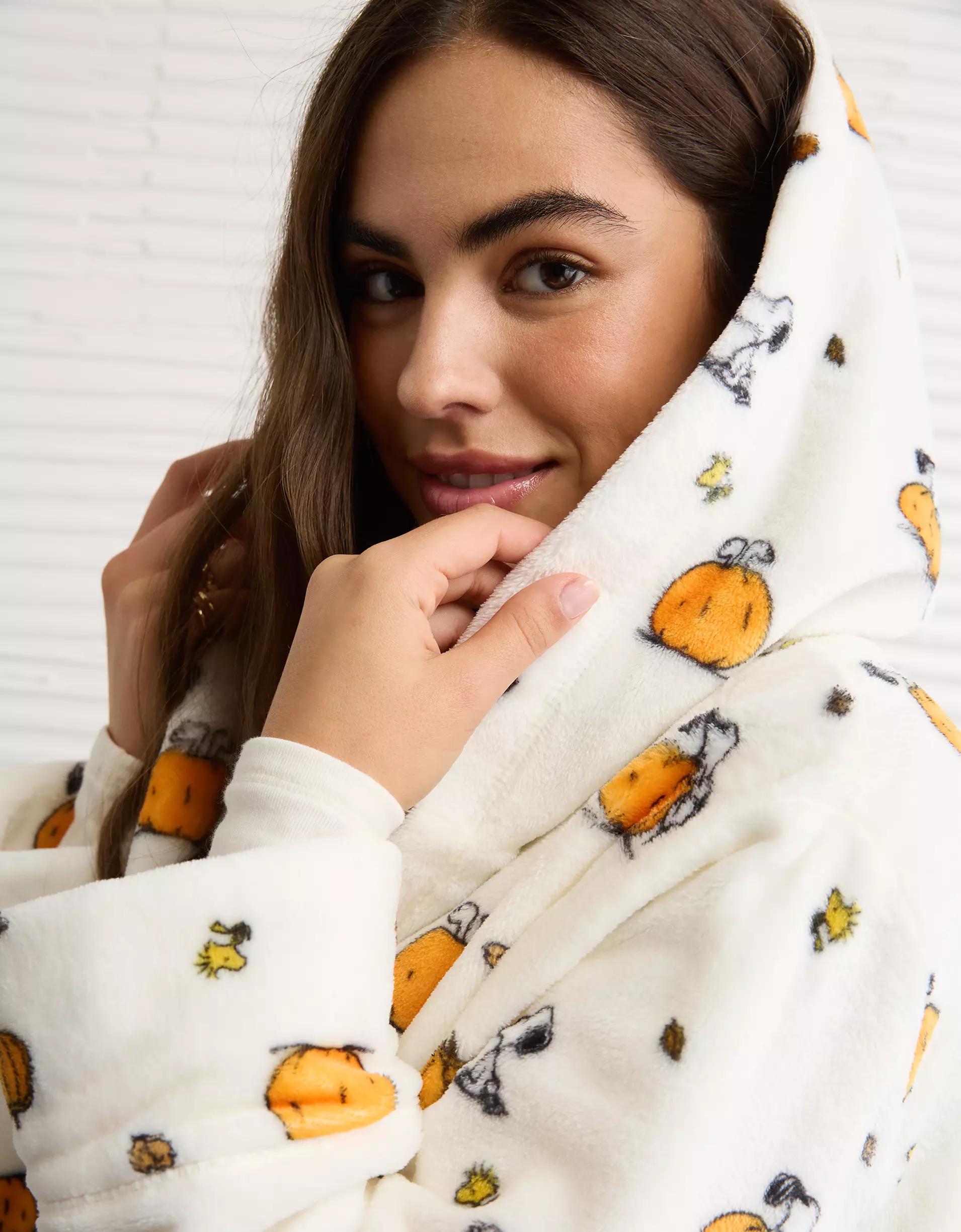 AE Snoopy Cozy Bath Robe Product Image