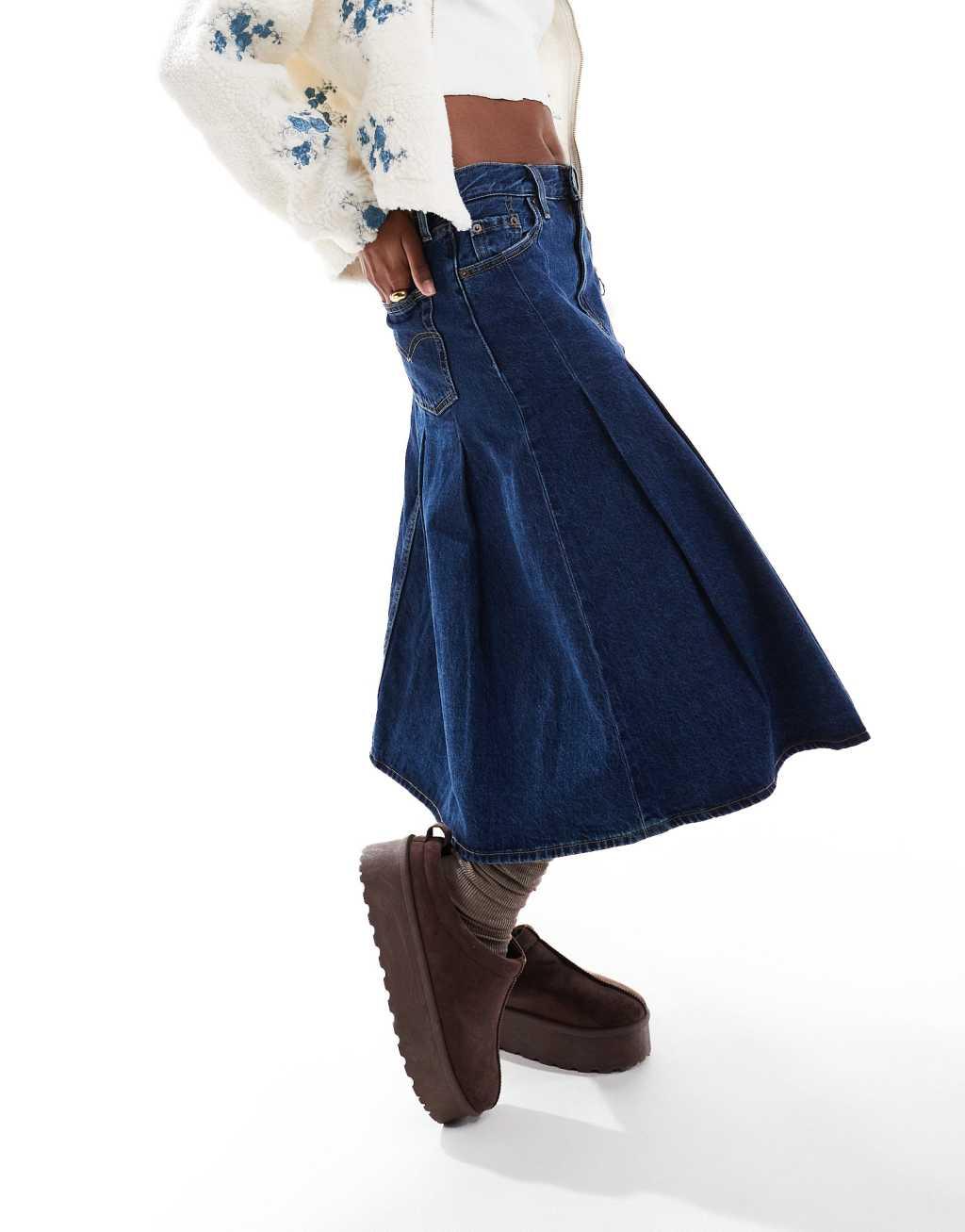 Levi's pleated denim midi skirt in dark wash blue Product Image