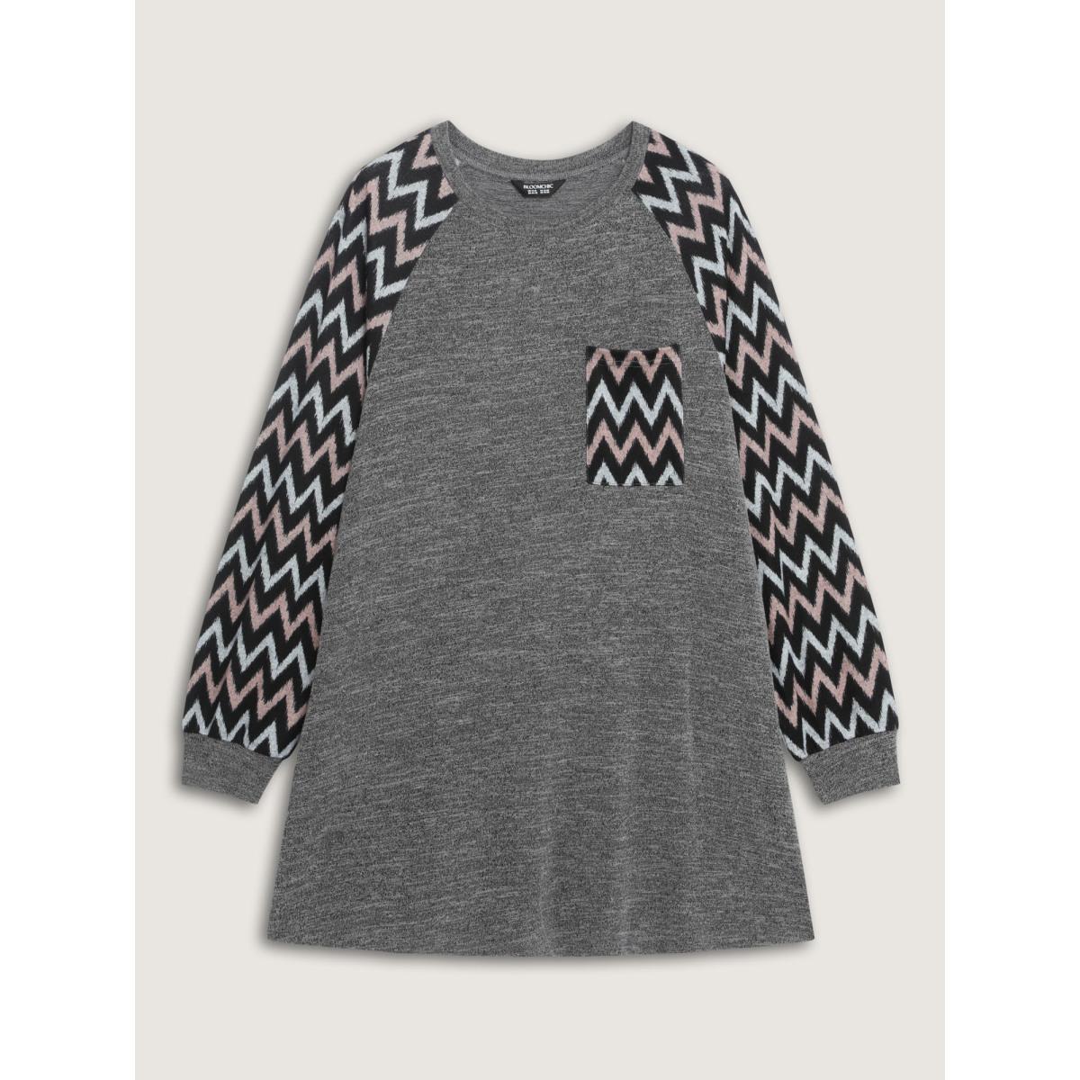 Plus Size Stretchy Wavy Pattern Contrast T-Shirt DimGray Women Leisure Contrast Round Neck Loose Casual T-shirts BloomChic 10/M Product Image