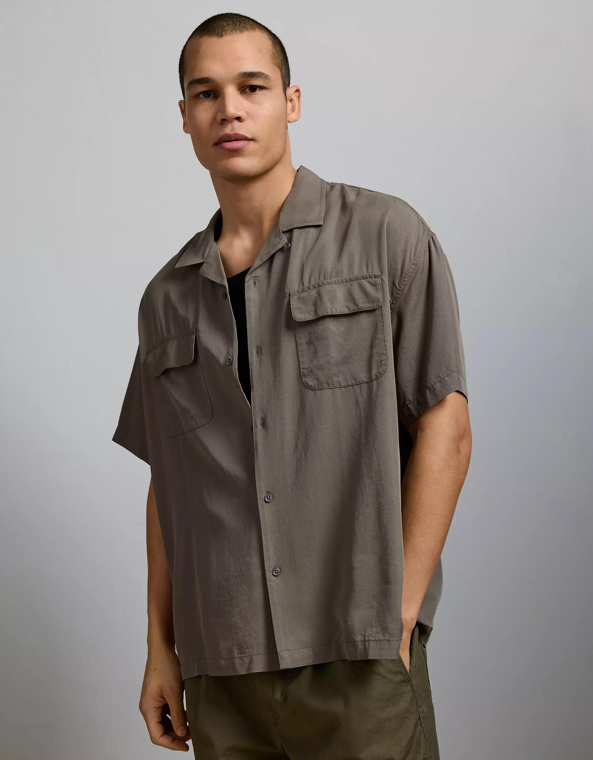 AE77 Premium Relaxed Short-Sleeve Button-Up Shirt Product Image