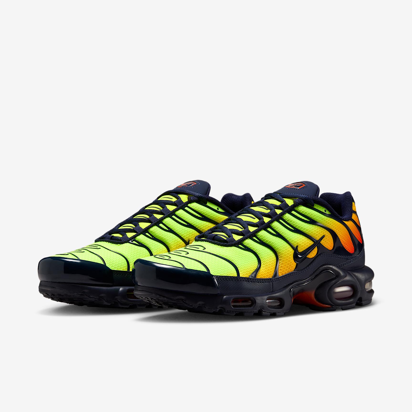 Nike Mens Air Max Plus Shoes | DM0032-701 Product Image