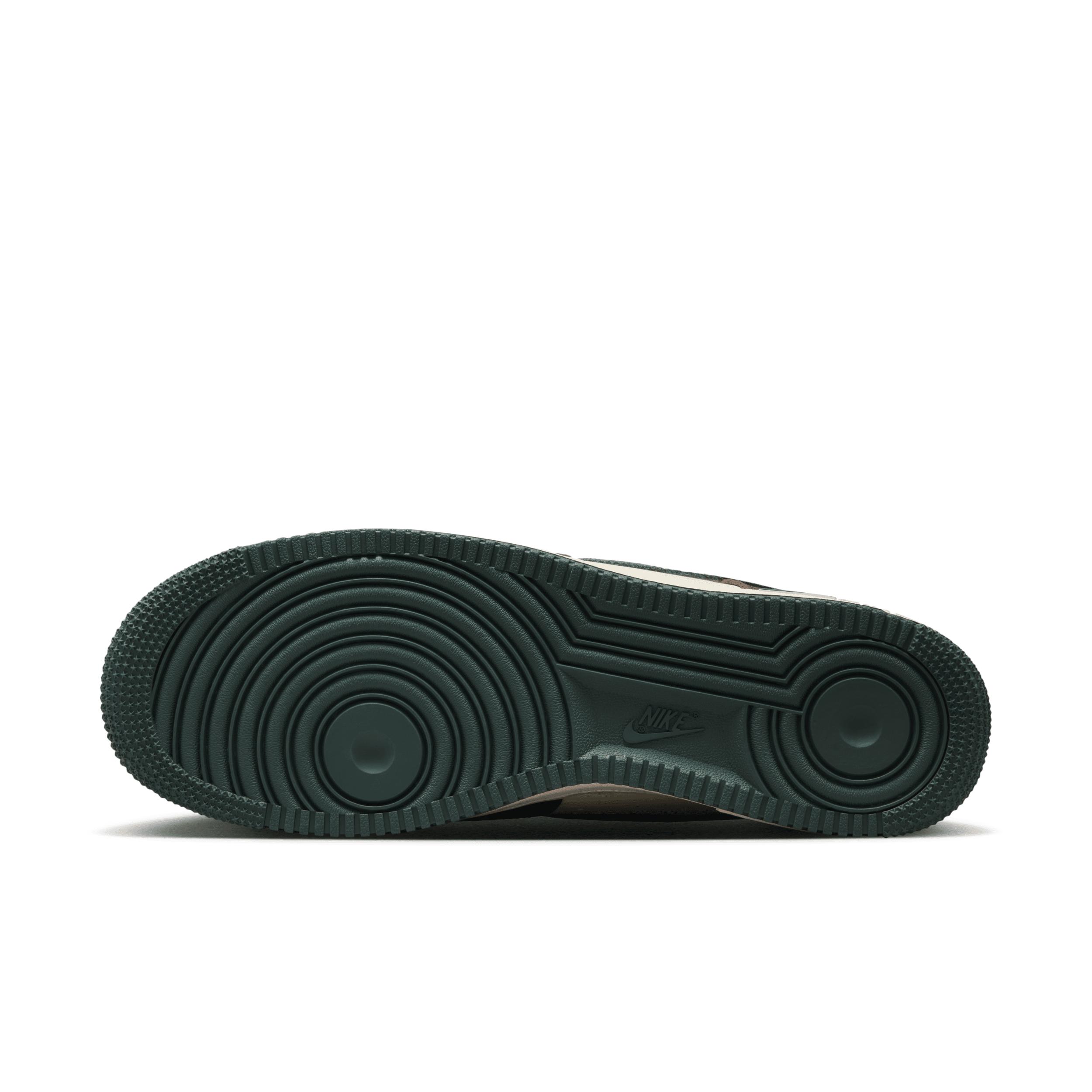 Nike Men's Air Force 1 '07 LV Shoes Product Image