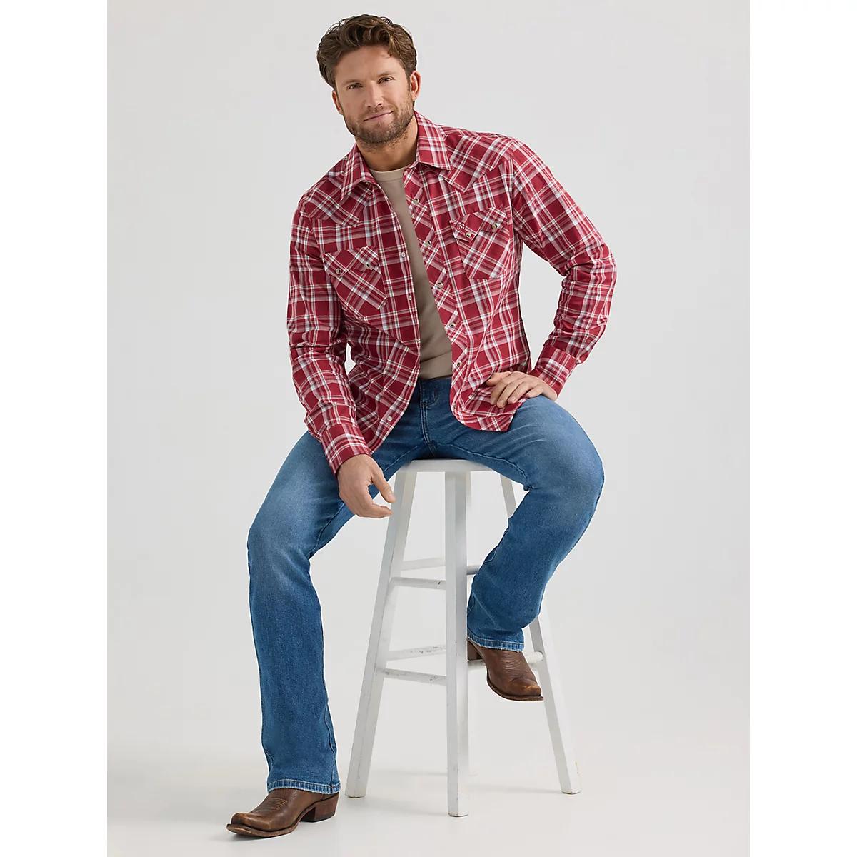 Men's Wrangler Retro® Long Sleeve Sawtooth Snap Pocket Western Shirt in Cherry Product Image