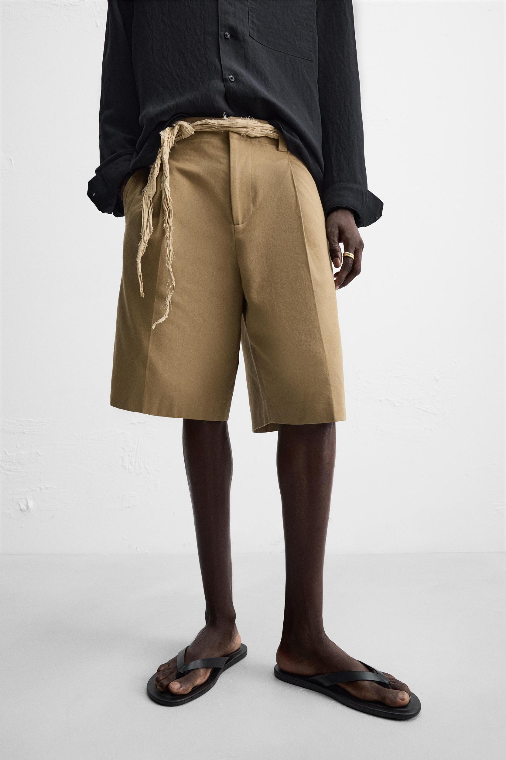 RELAXED FIT PLEATED SHORTS Product Image