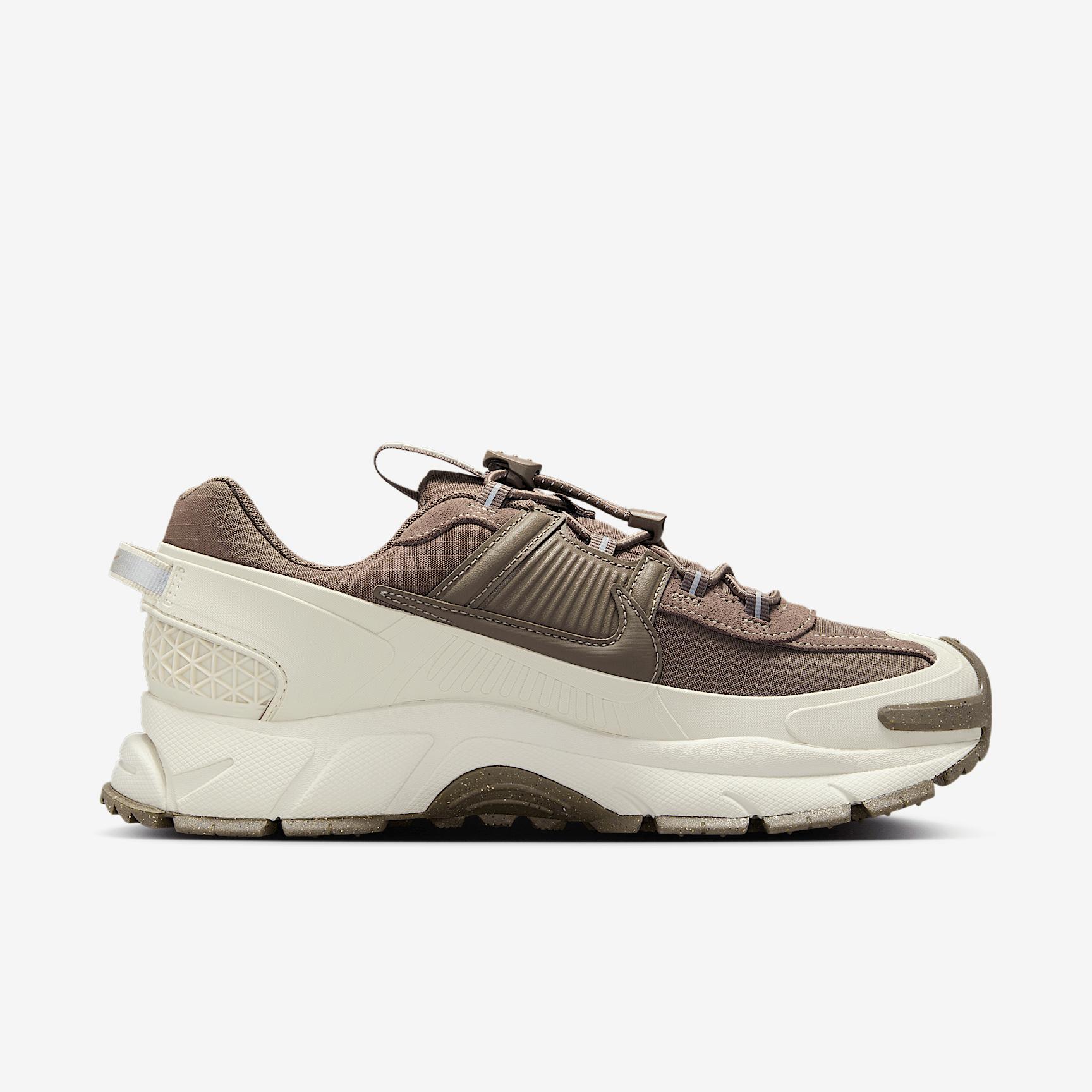 Womens Nike Zoom Vomero Roam Casual Shoes Product Image