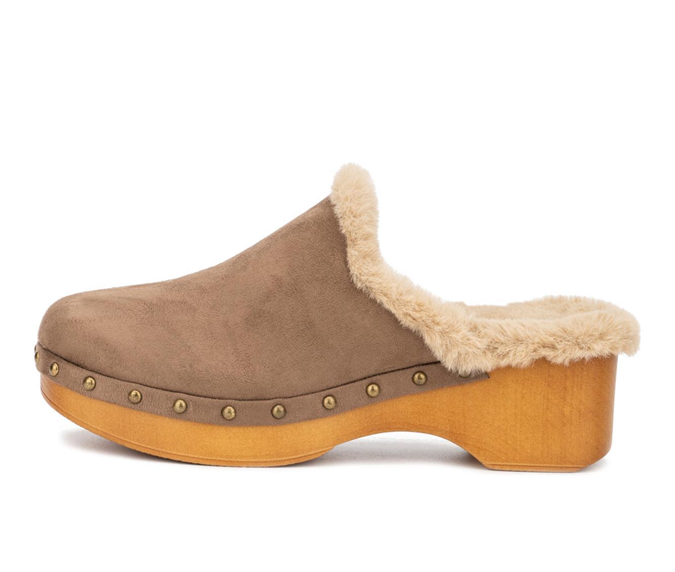 Women's New York and Company Wynna Clogs Product Image