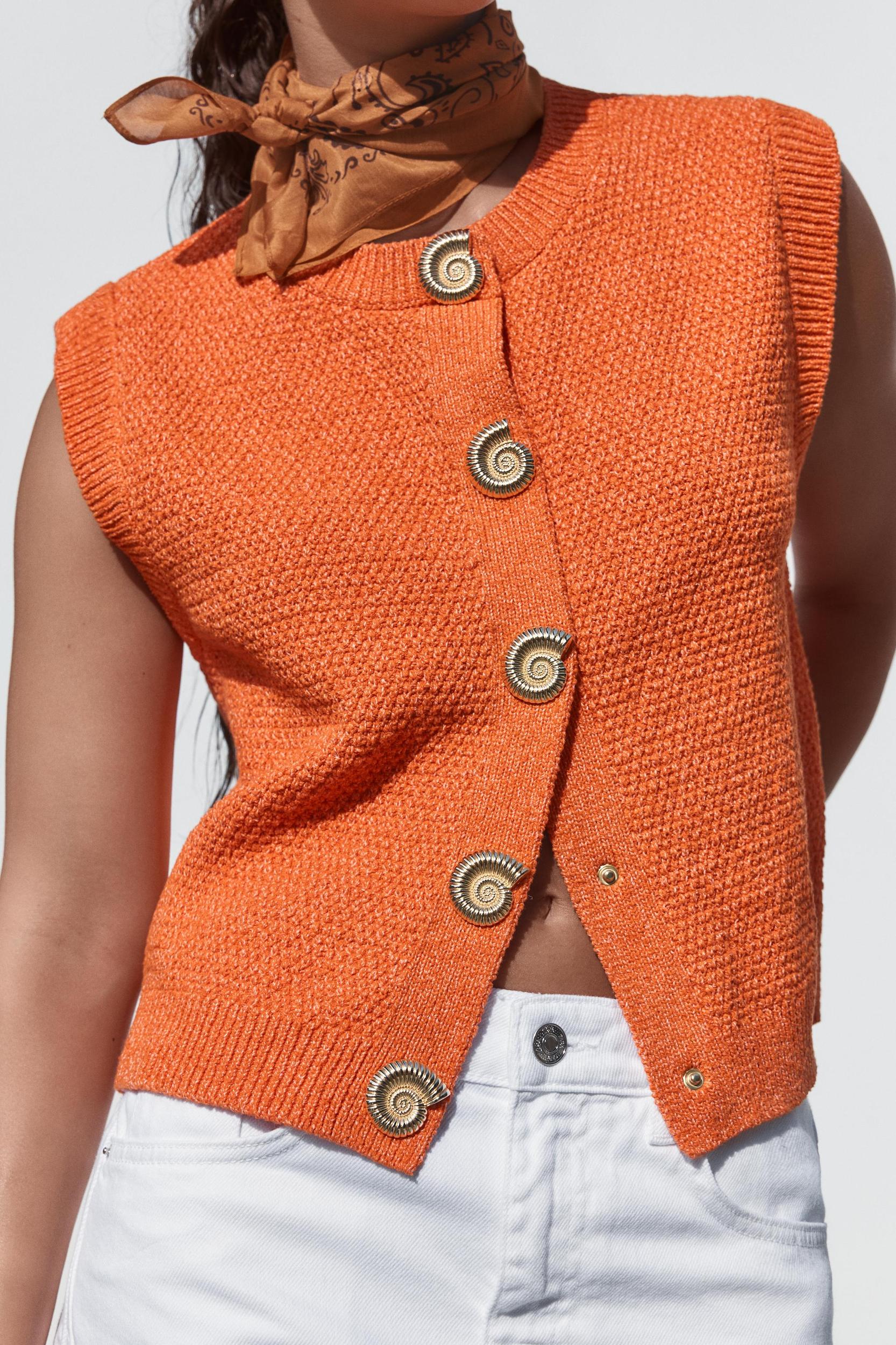 SHELL BUTTON KNIT TOP VEST Product Image
