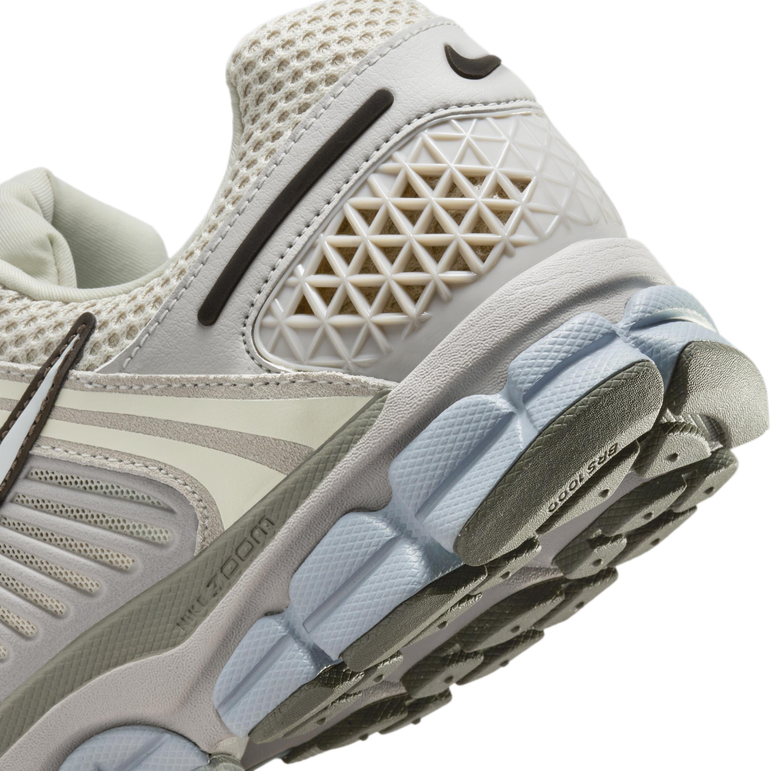 Nike Men's Zoom Vomero 5 SE Shoes Product Image