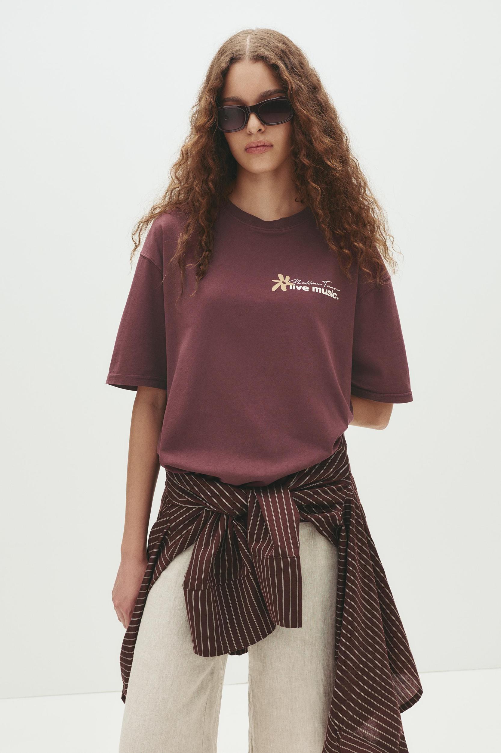 T-shirt with flower graphic Product Image