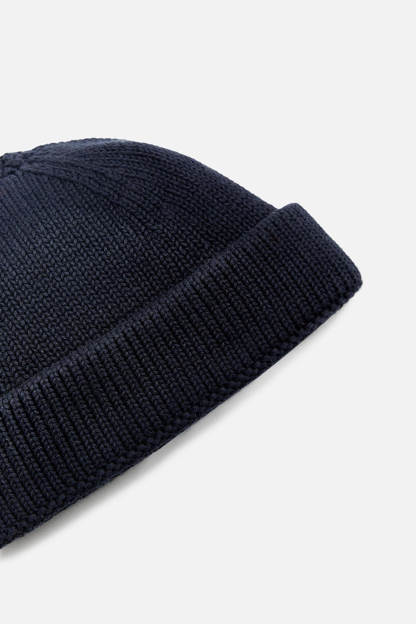 SHORT KNIT HAT Product Image
