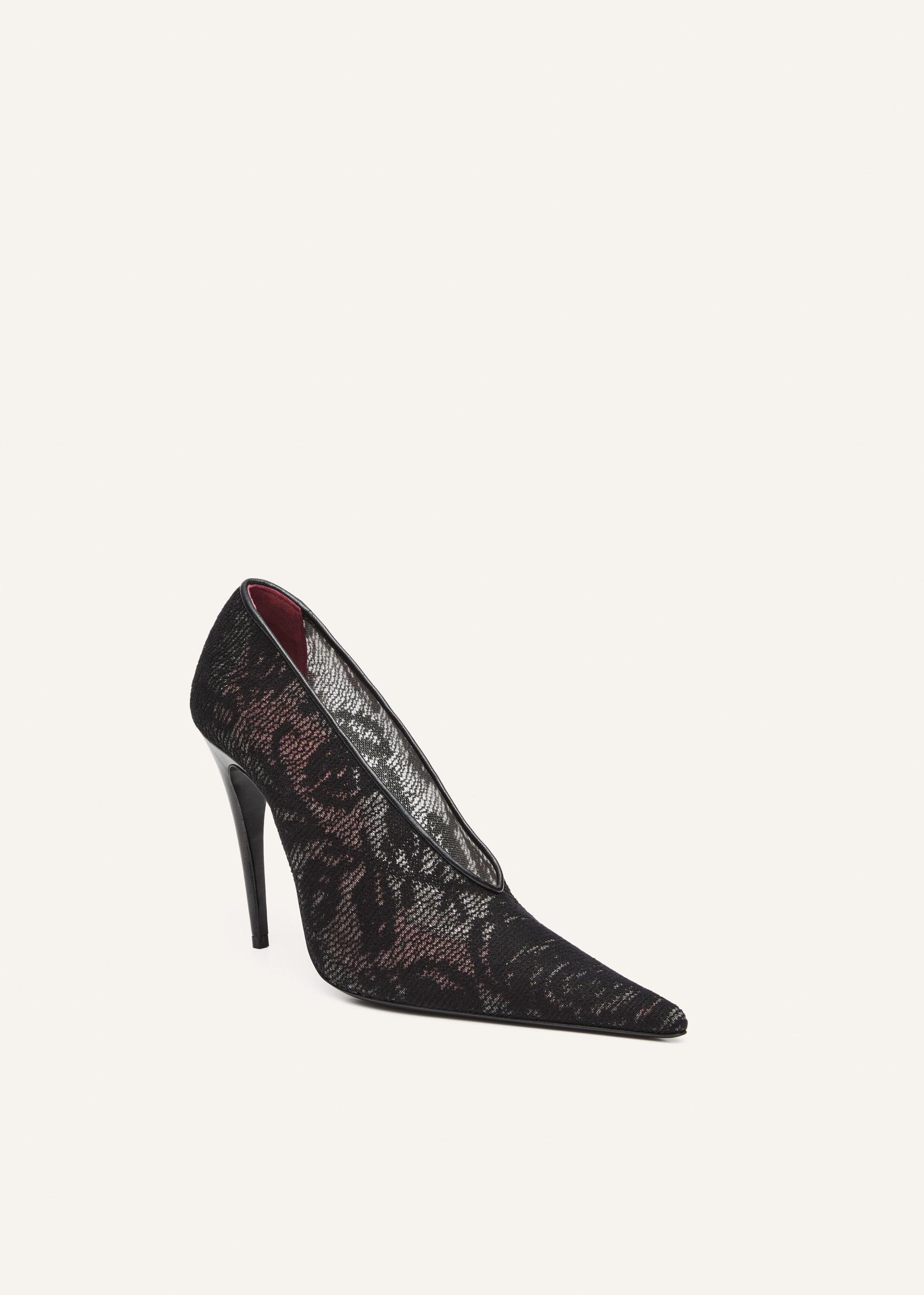 Floral knit pointed pumps in black Product Image