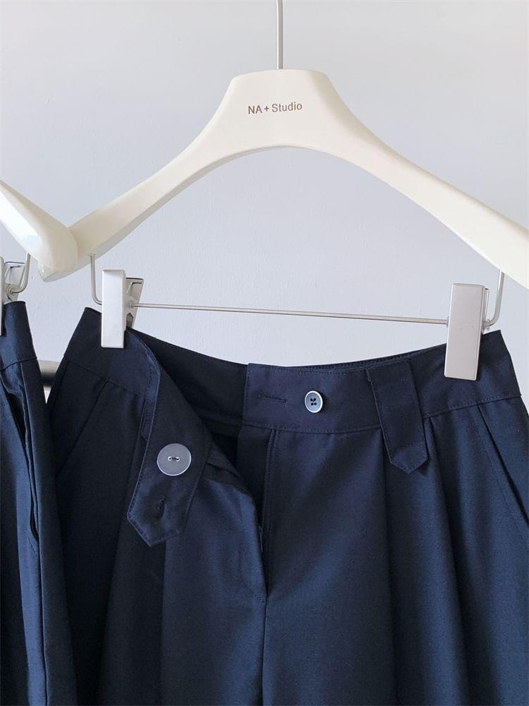 Short Sleeve Crew Neck Striped Crop Blouse / High Waist Plain Shorts Product Image