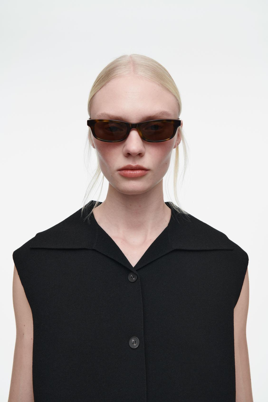 COLLARED KNITTED VEST Product Image