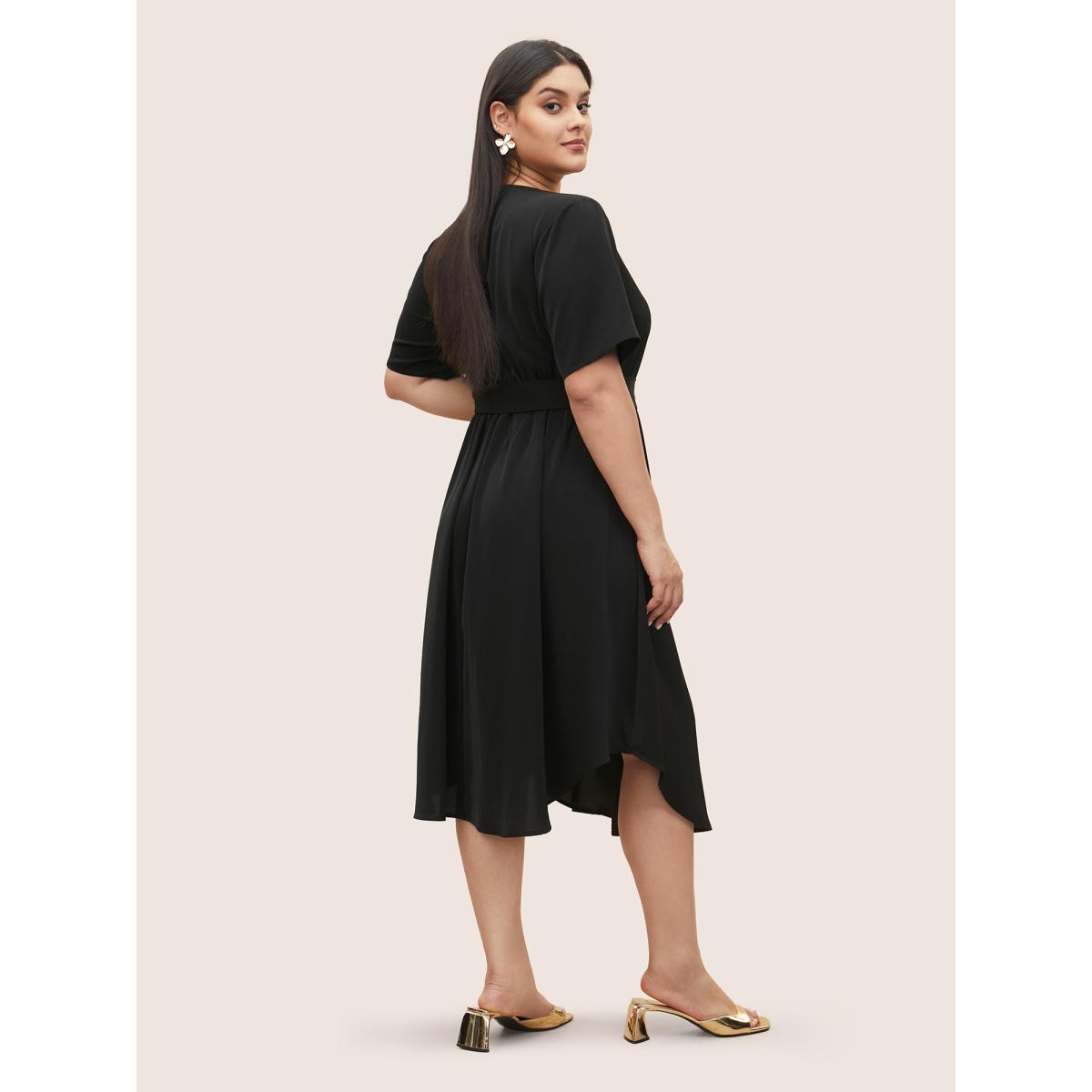 Plus Size Anti-Wrinkle Metal Chain Detail Belted Arc Hem Dress Black Women Workwear Essentials Belted V-neck Short sleeve Curvy Midi Dress BloomChic 14-16/1X Product Image