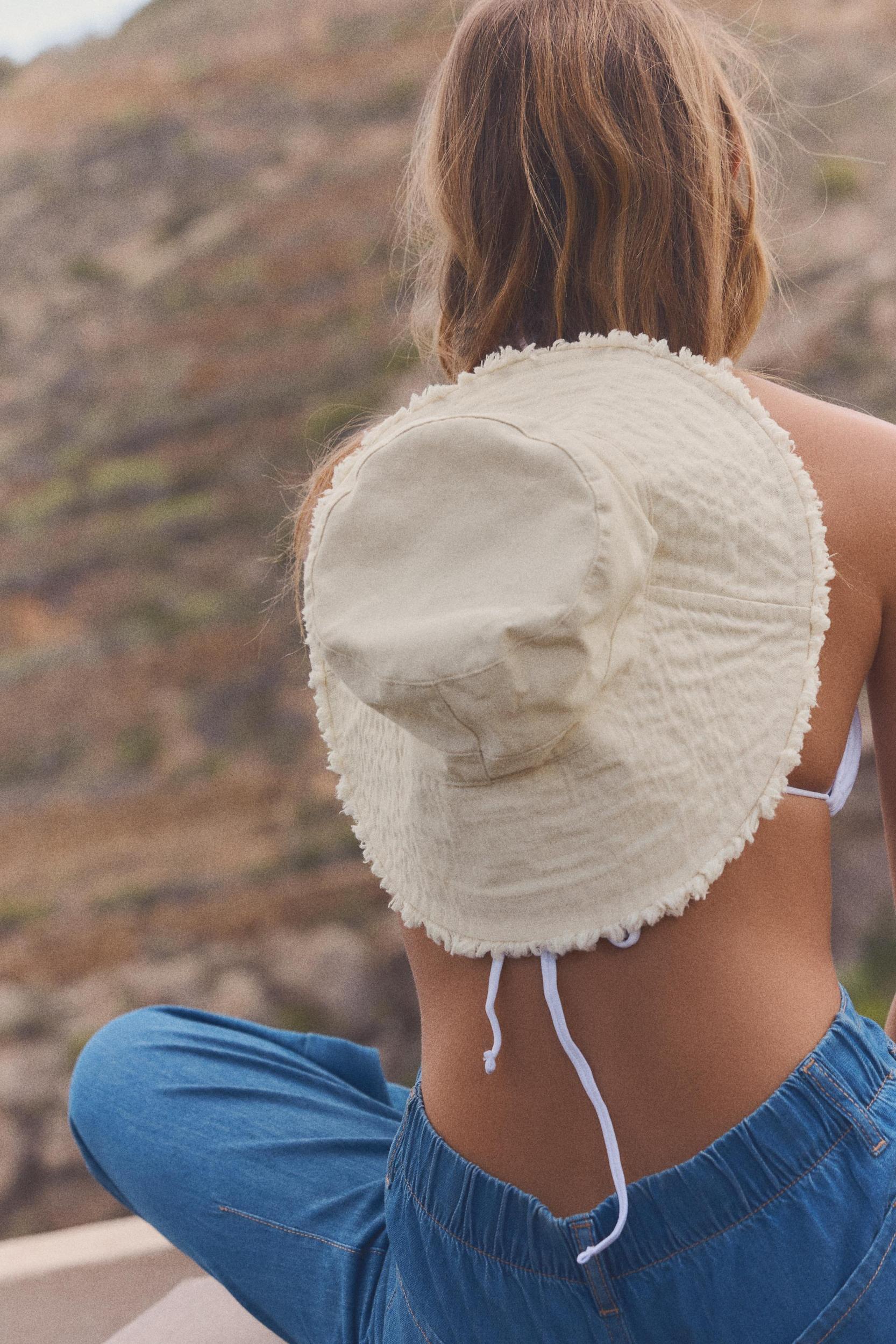 FRAYED BUCKET HAT Product Image