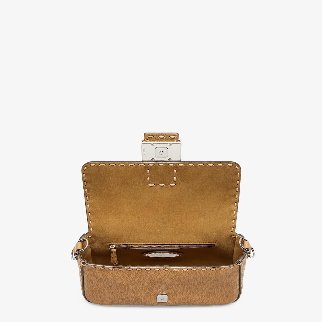 Regular Selleria BaguetteBlack Selleria bag with 590 hand-sewn topstitches Product Image