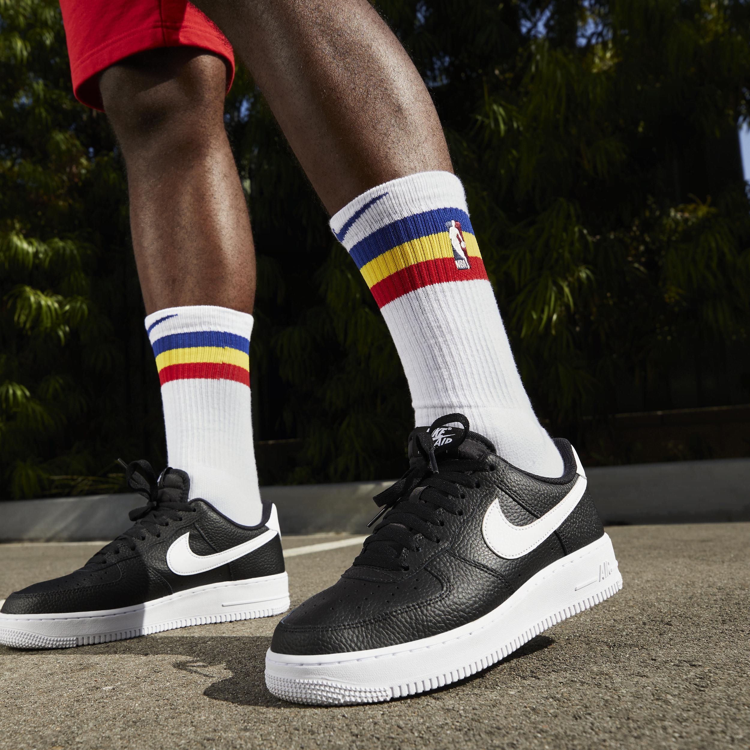 Nike Mens Air Force 1 07 Shoes | CT2302-100 Product Image