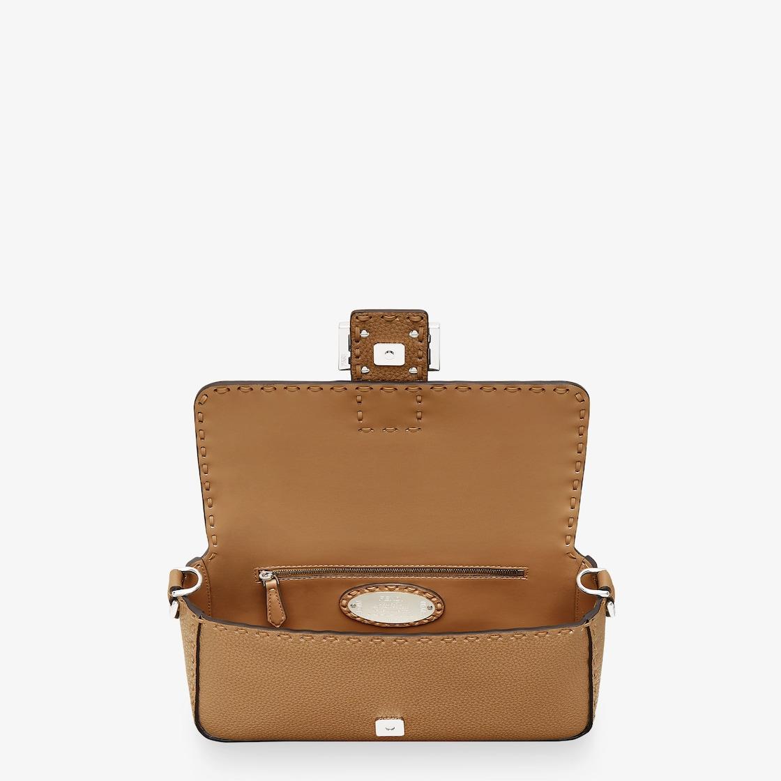 BaguetteCappuccino-colored Selleria bag with 612 hand-sewn stitches Product Image