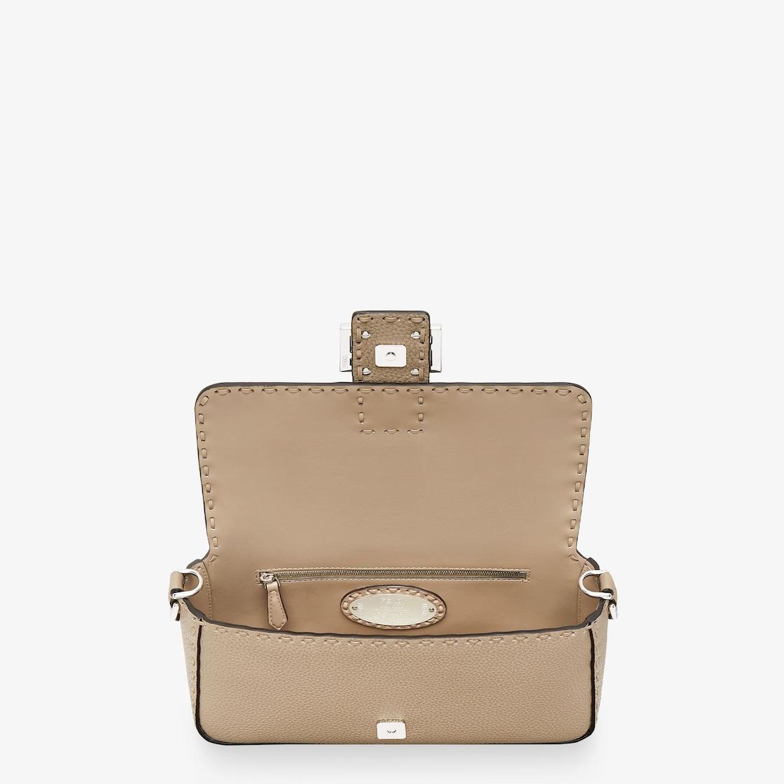 BaguetteDove gray Selleria bag with 612 hand-sewn topstitches Product Image