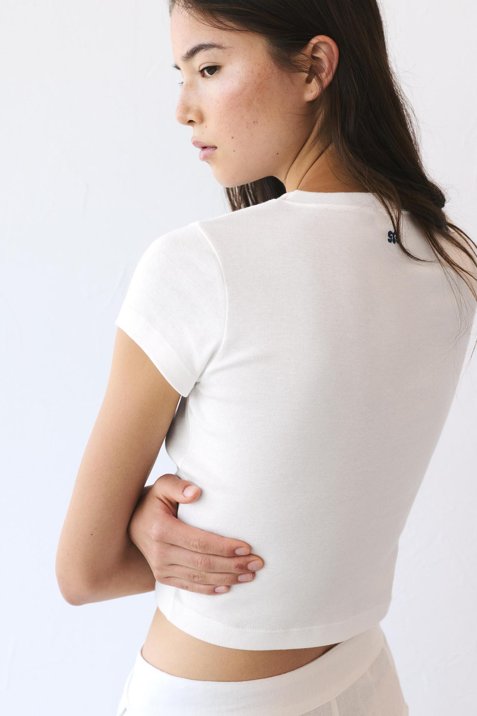 Hibiscus flower cropped T-shirt Product Image