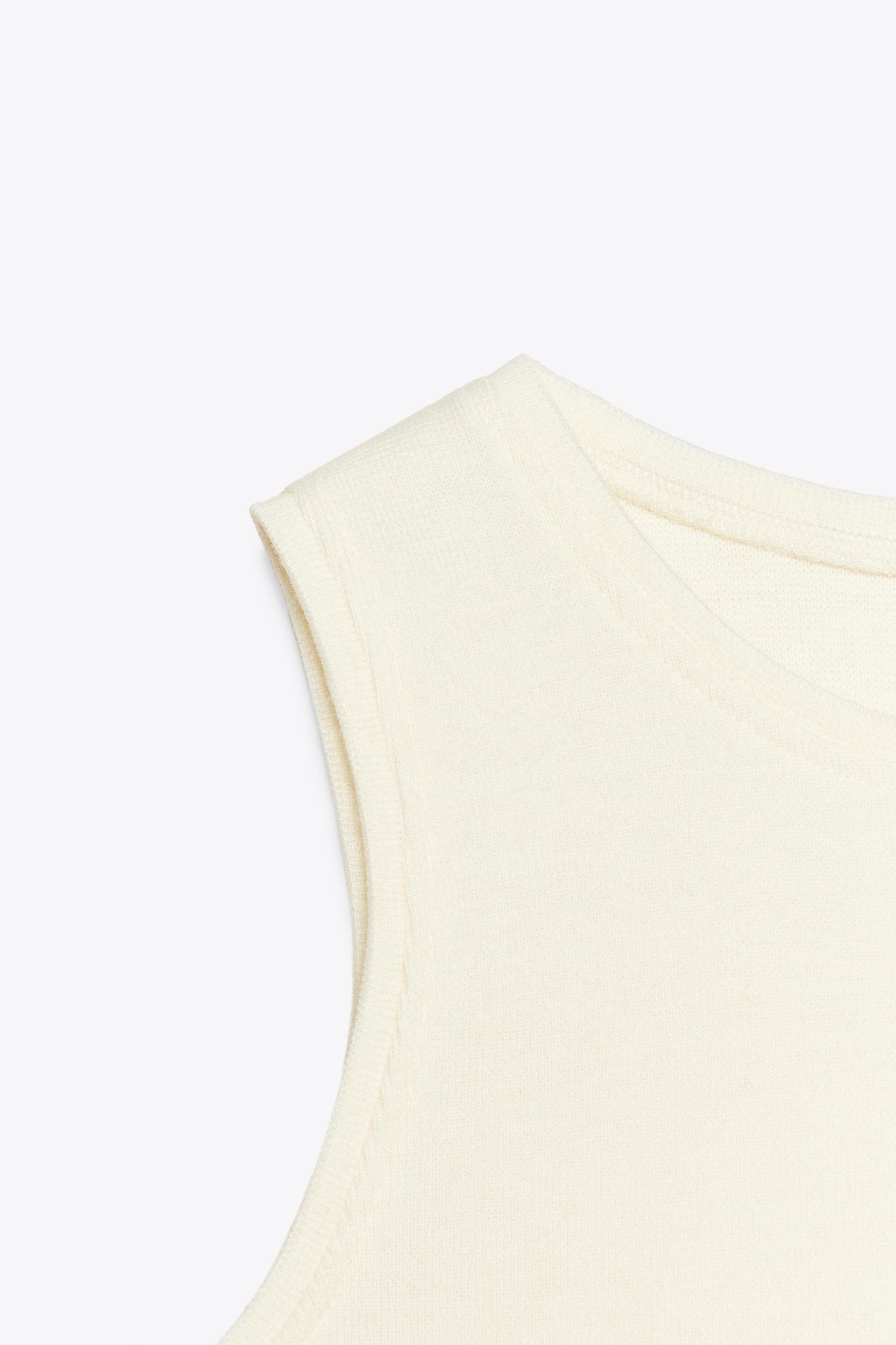 SLEEVELESS TOP Product Image