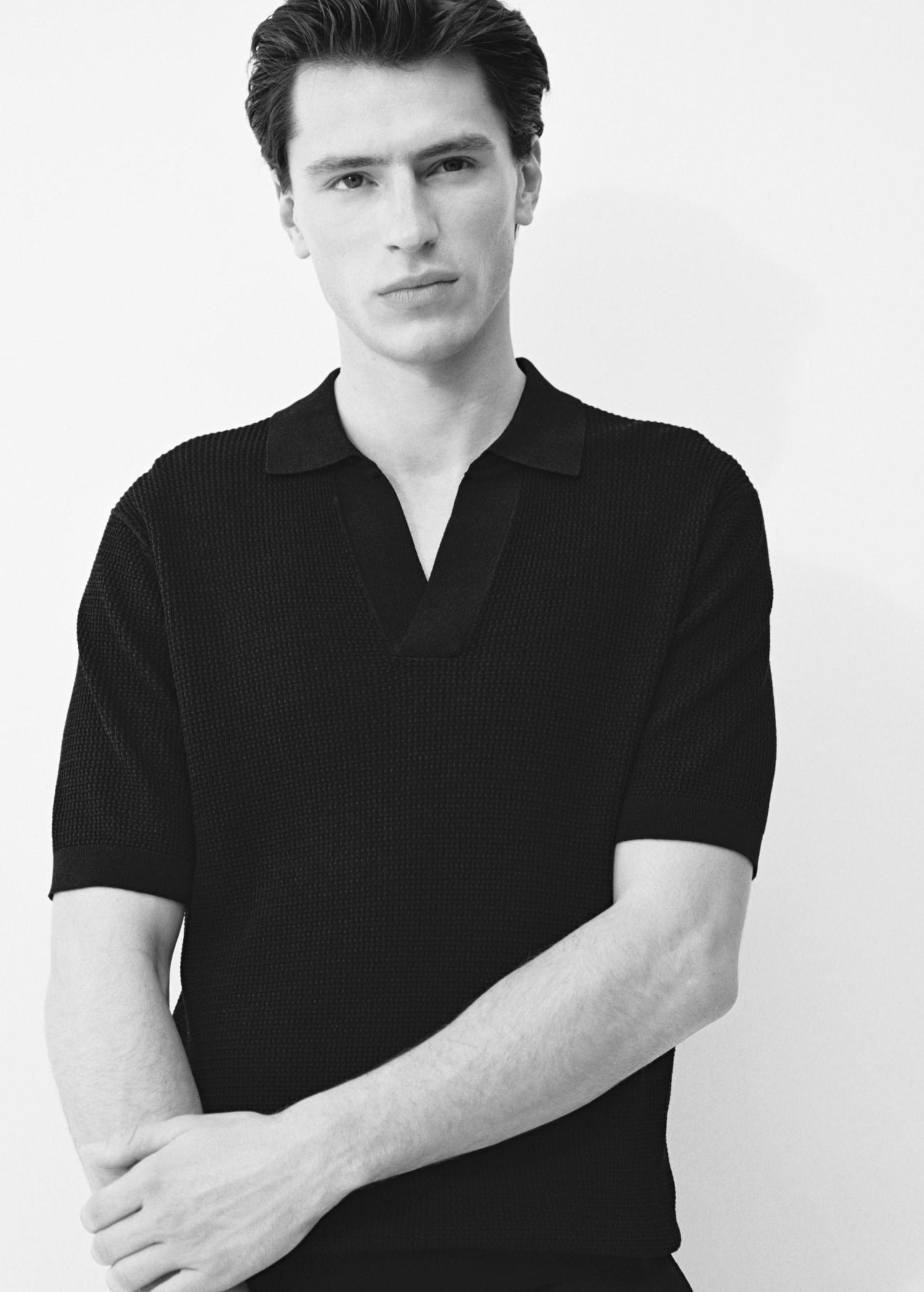 Structured fine-knit polo shirt - Men | MANGO USA Product Image