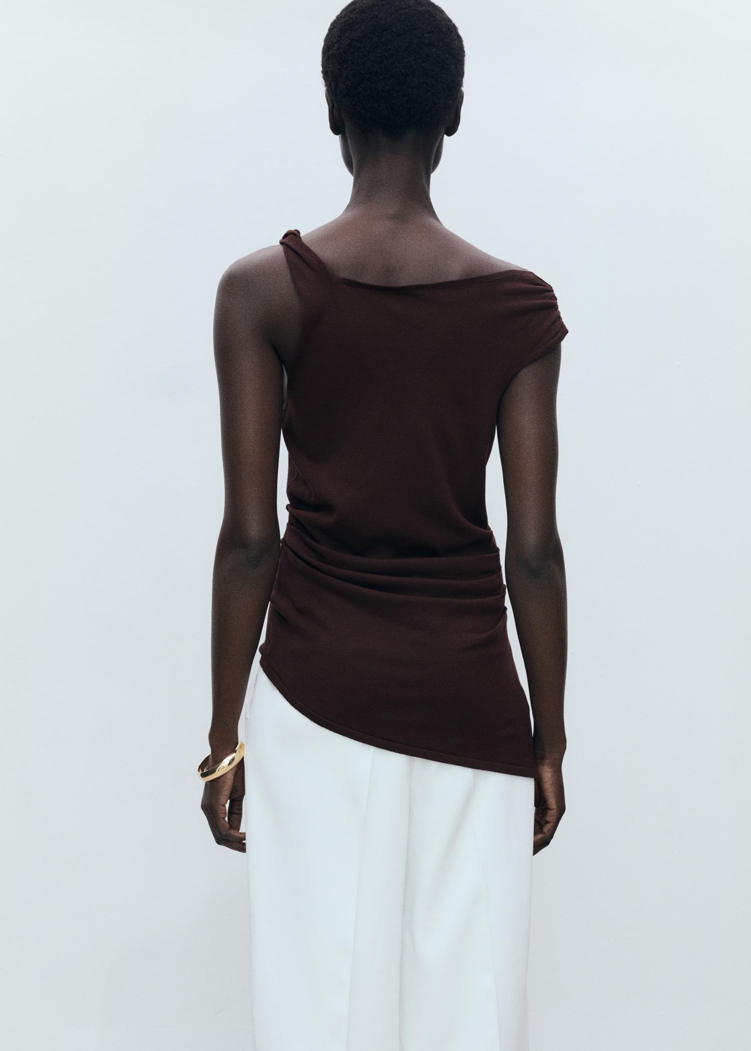 Asymmetrical fine-knit top - Women | MANGO USA Product Image