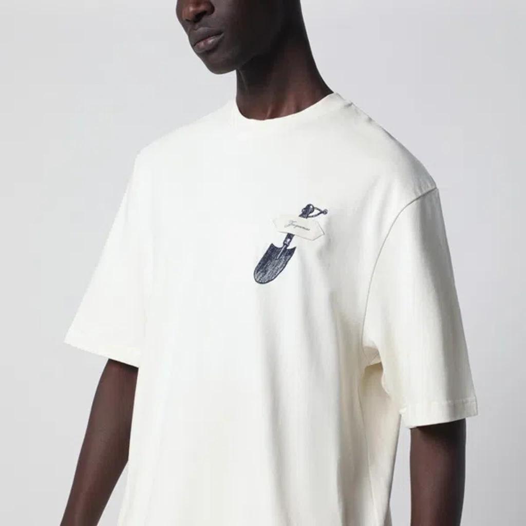 JACQUEMUS Graphic Print Crew Neck Short Sleeve T-shirt In White Product Image