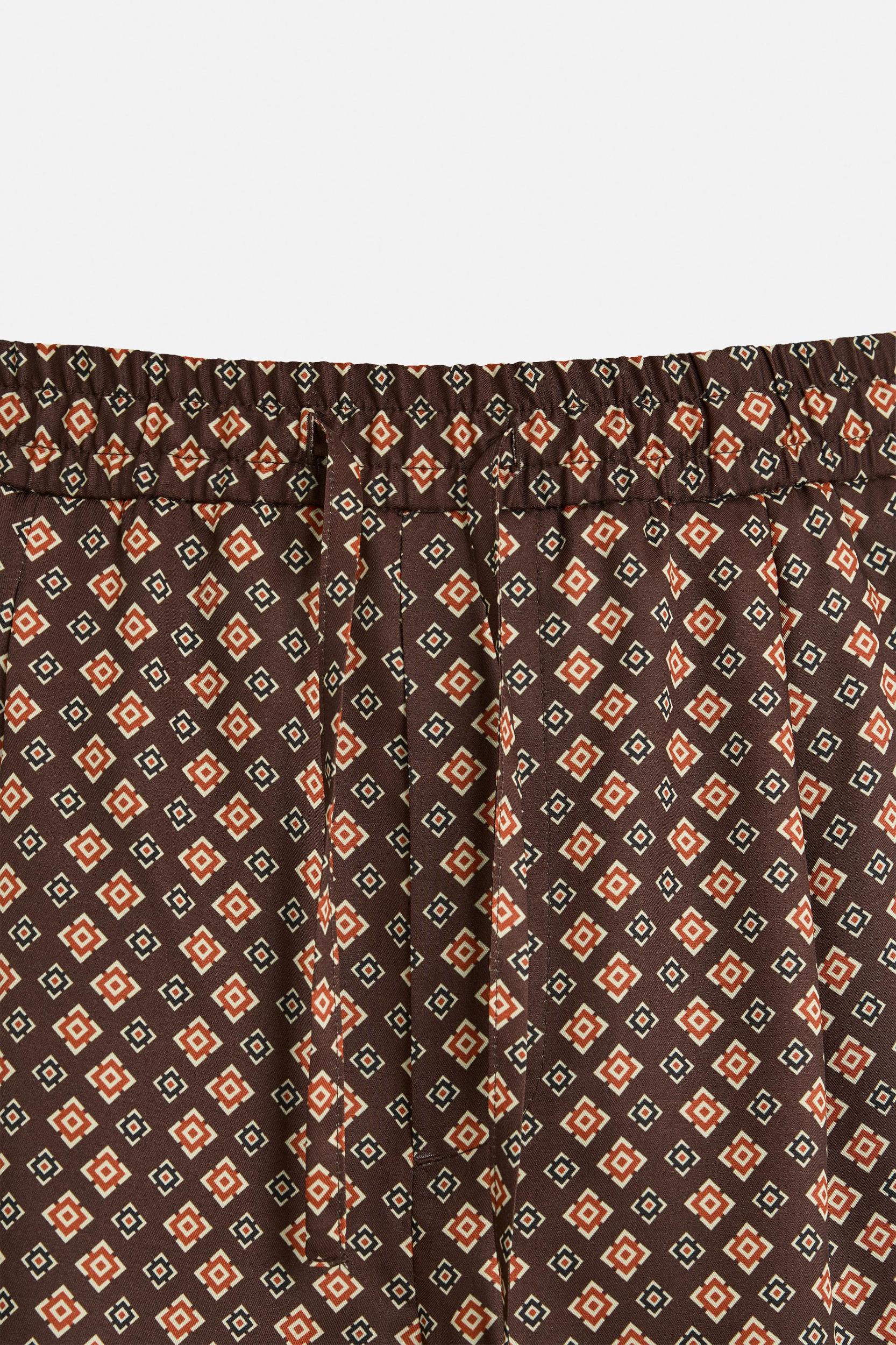 GEOMETRIC PRINT SHORTS Product Image