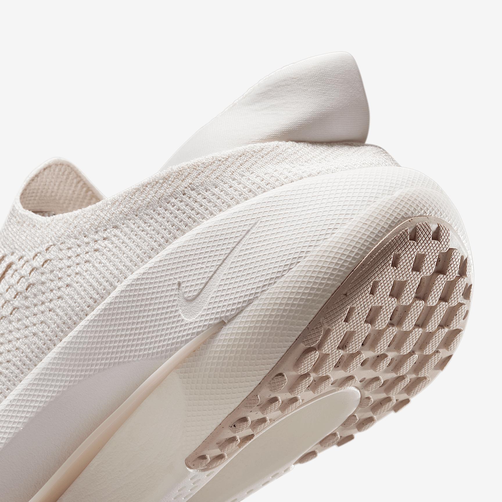 Nike Women's Reina EasyOn Shoes Product Image
