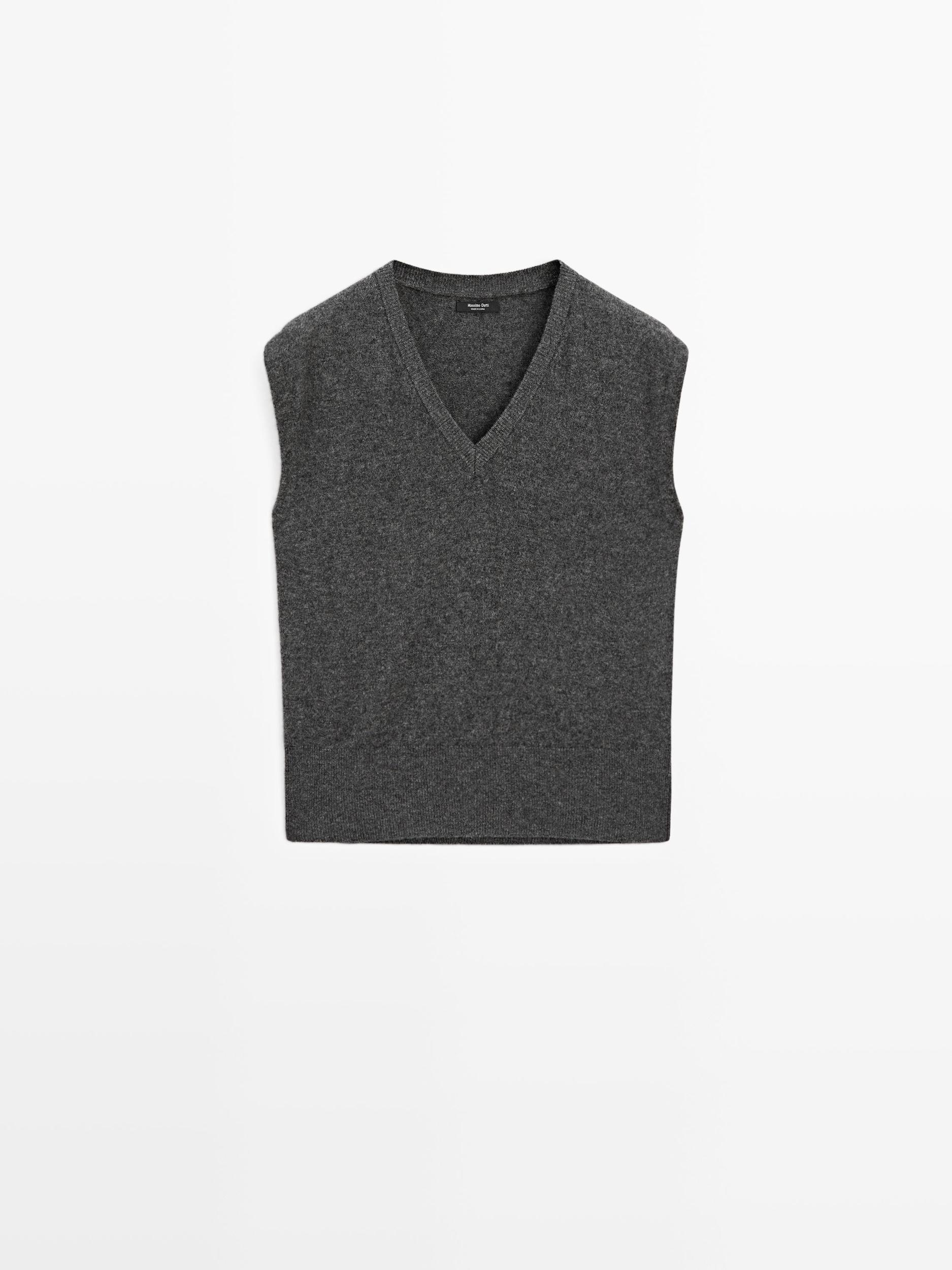 V-neck knit vest Product Image