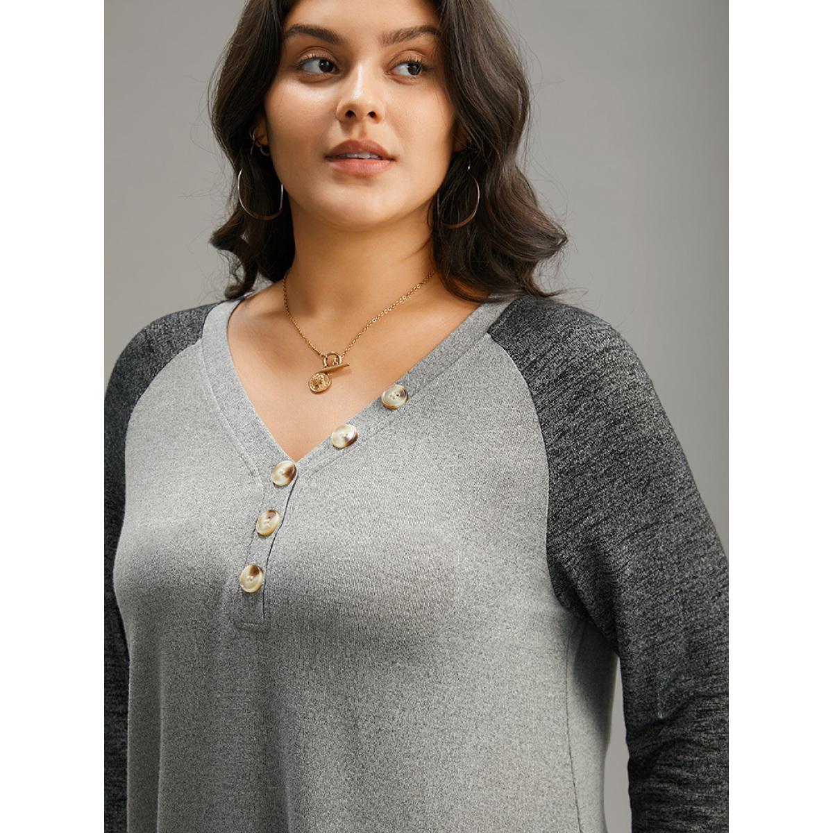 Plus Size Contrast Button Detail Raglan Sleeve T-shirt Gray Women Casual Contrast Plain V-neck Dailywear T-shirts BloomChic 30/6X Product Image