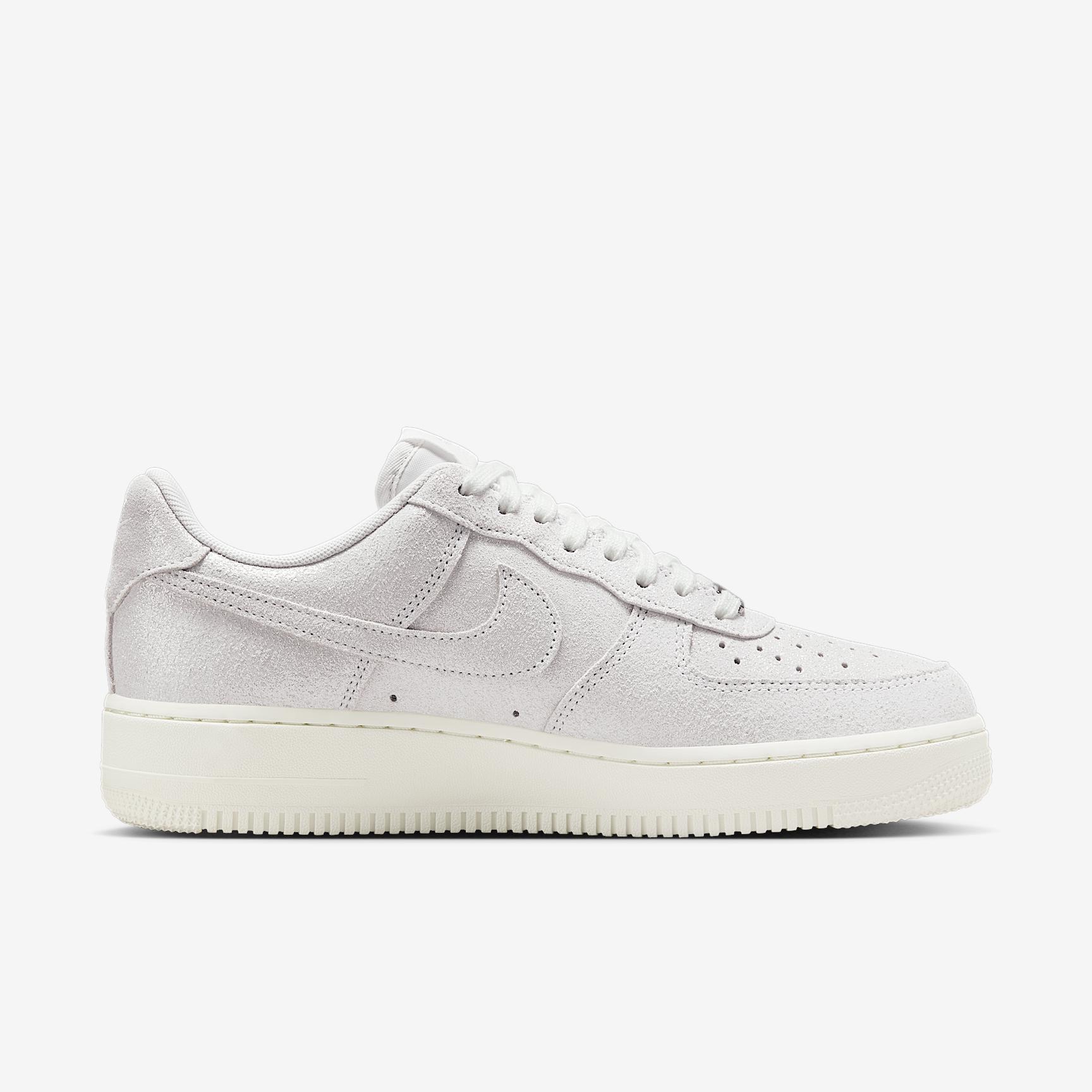 Nike Womens Air Force 1 07 SE Shoes | HQ3499-100 Product Image